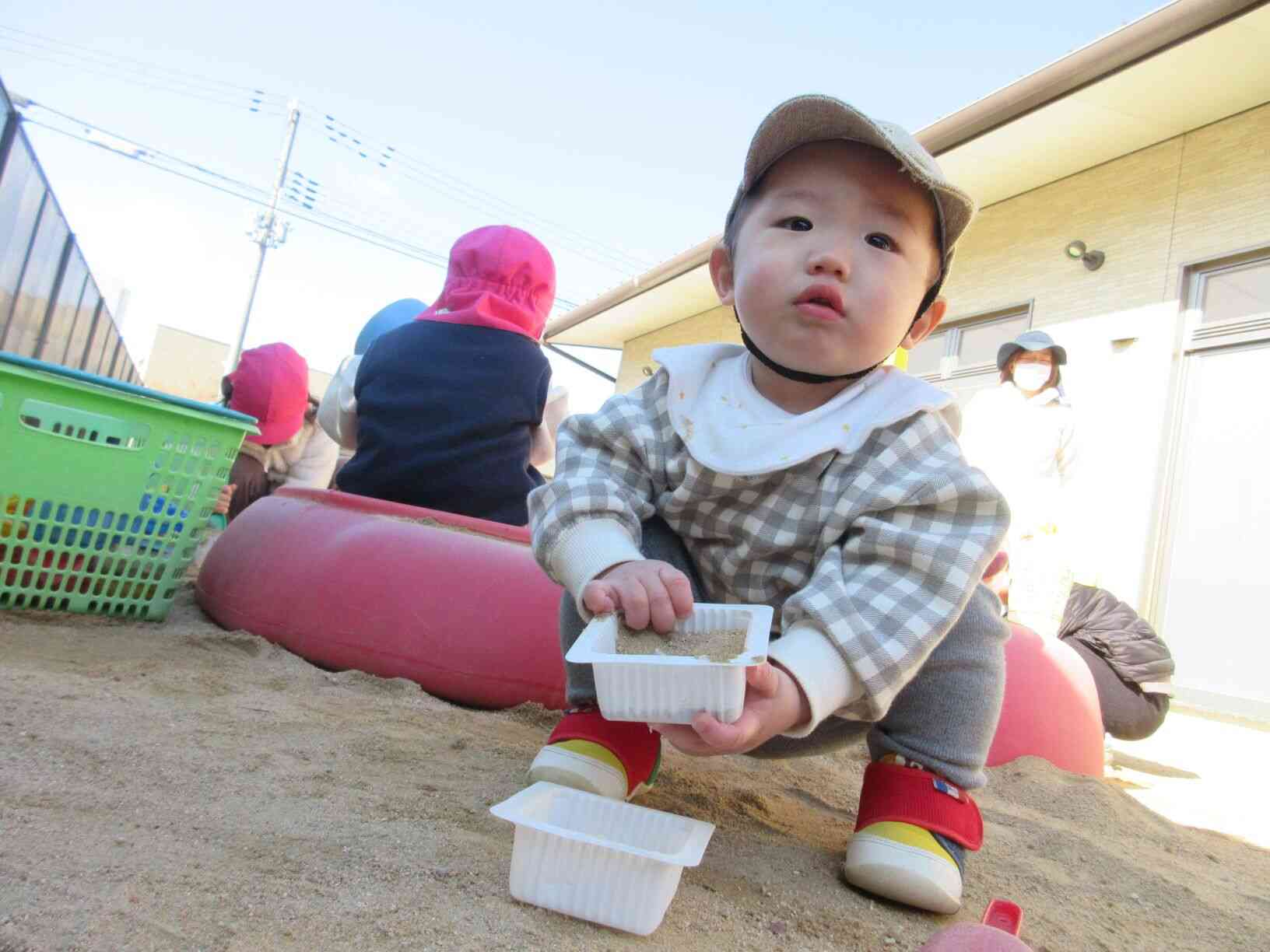 砂の感触を楽しんでいます