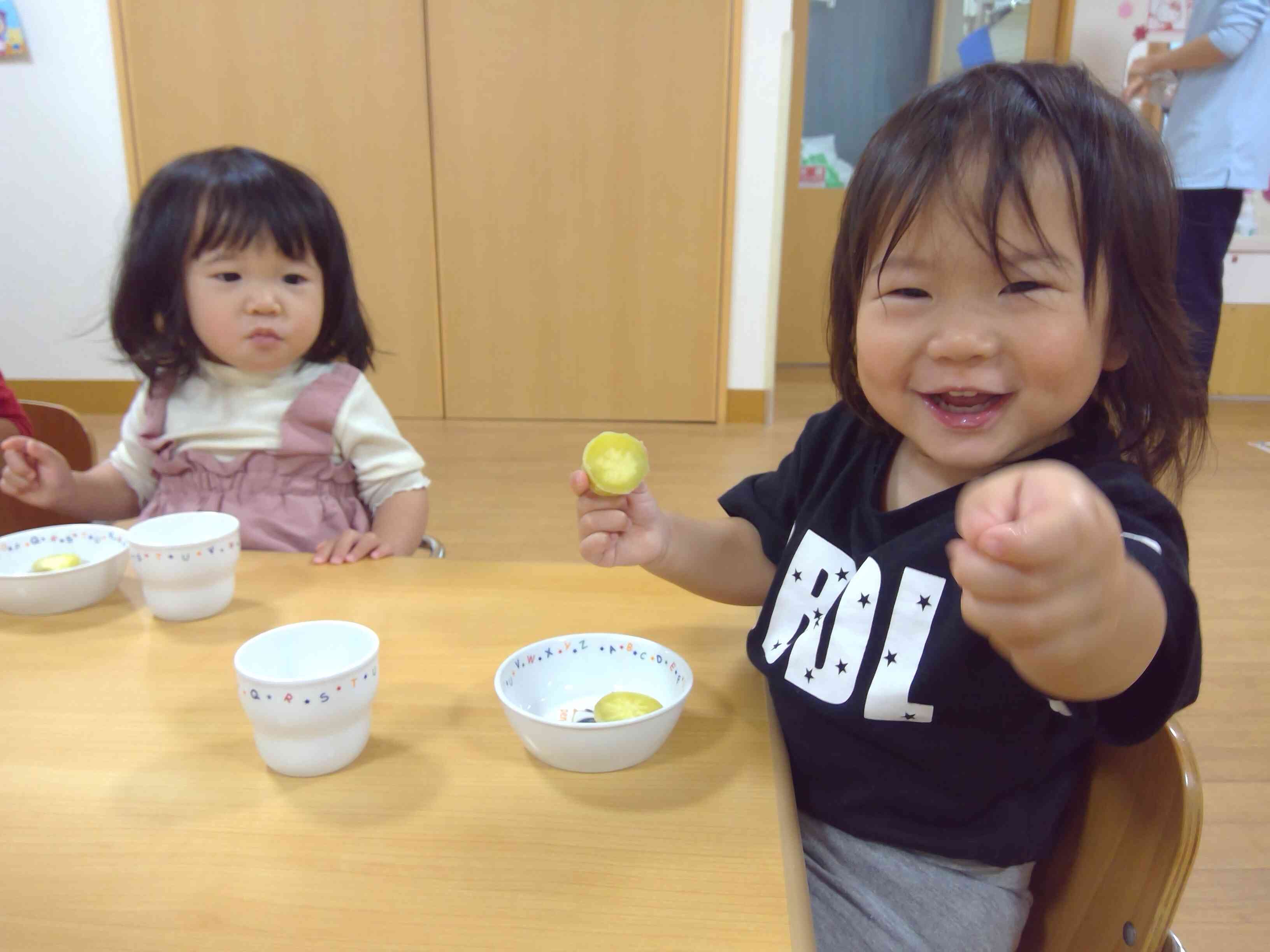 逆インタビュ＝　私たちの手伝った焼き芋　美味しよ！　「いかがですか？」