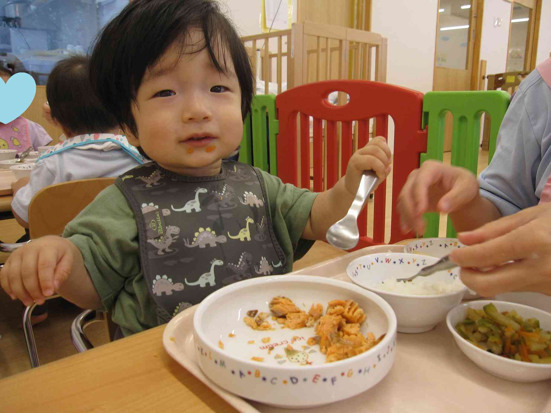 給食の時間～ひよこ組（０歳児クラス）～