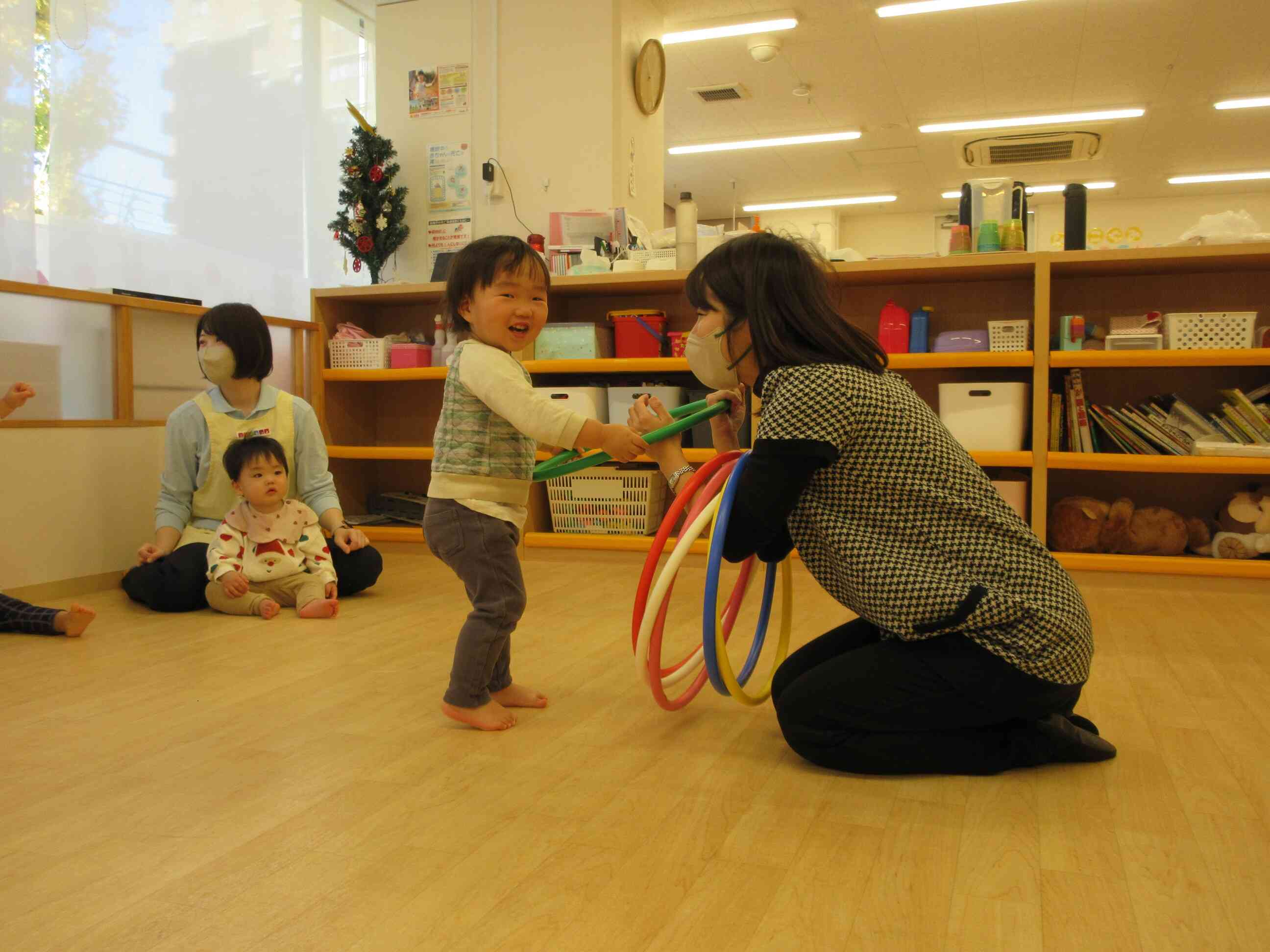 フラフープを先生へお返し。楽しかったね～♪