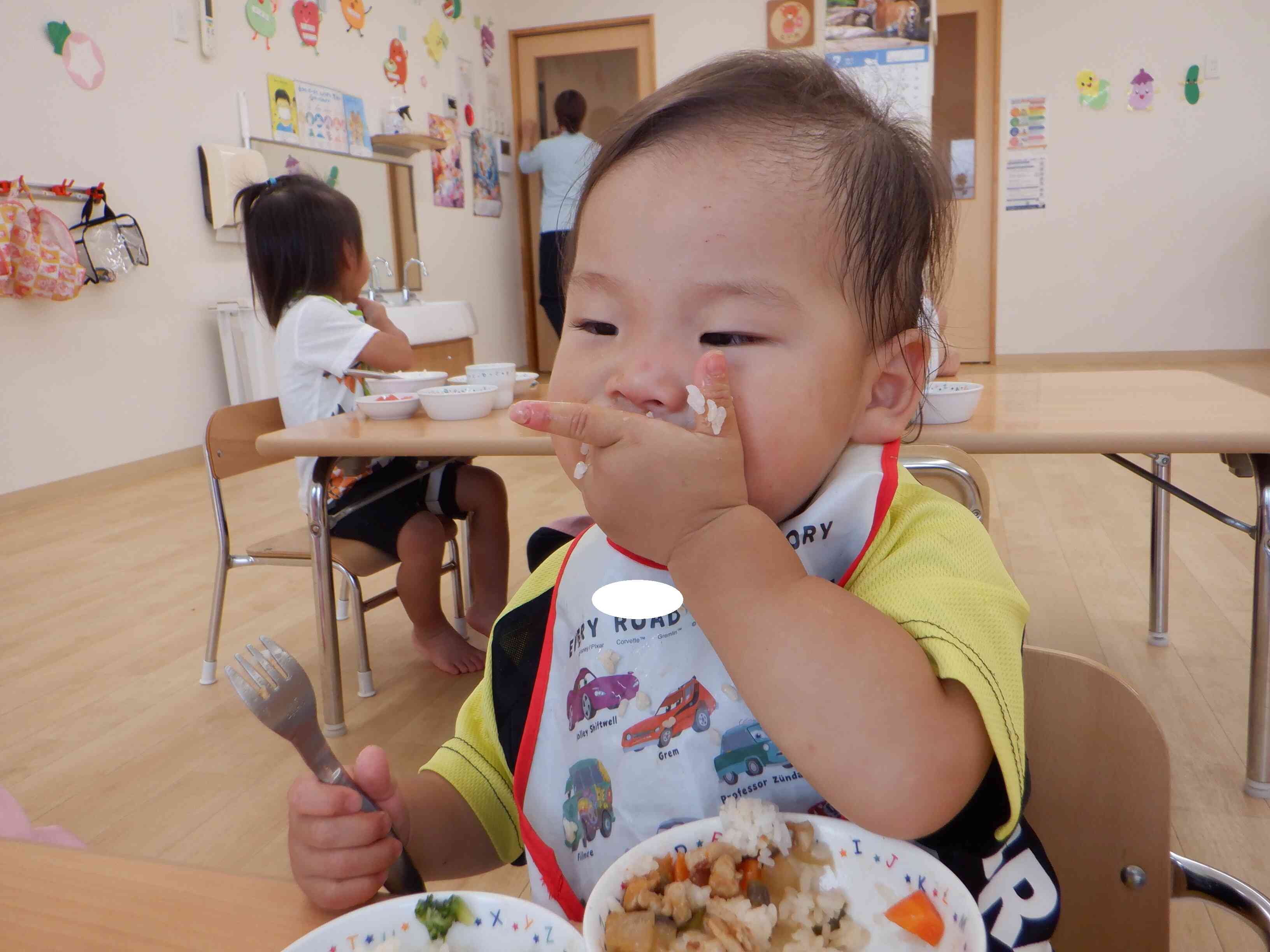 おもいっきり給食、自分で自由に、好きなように食べます。