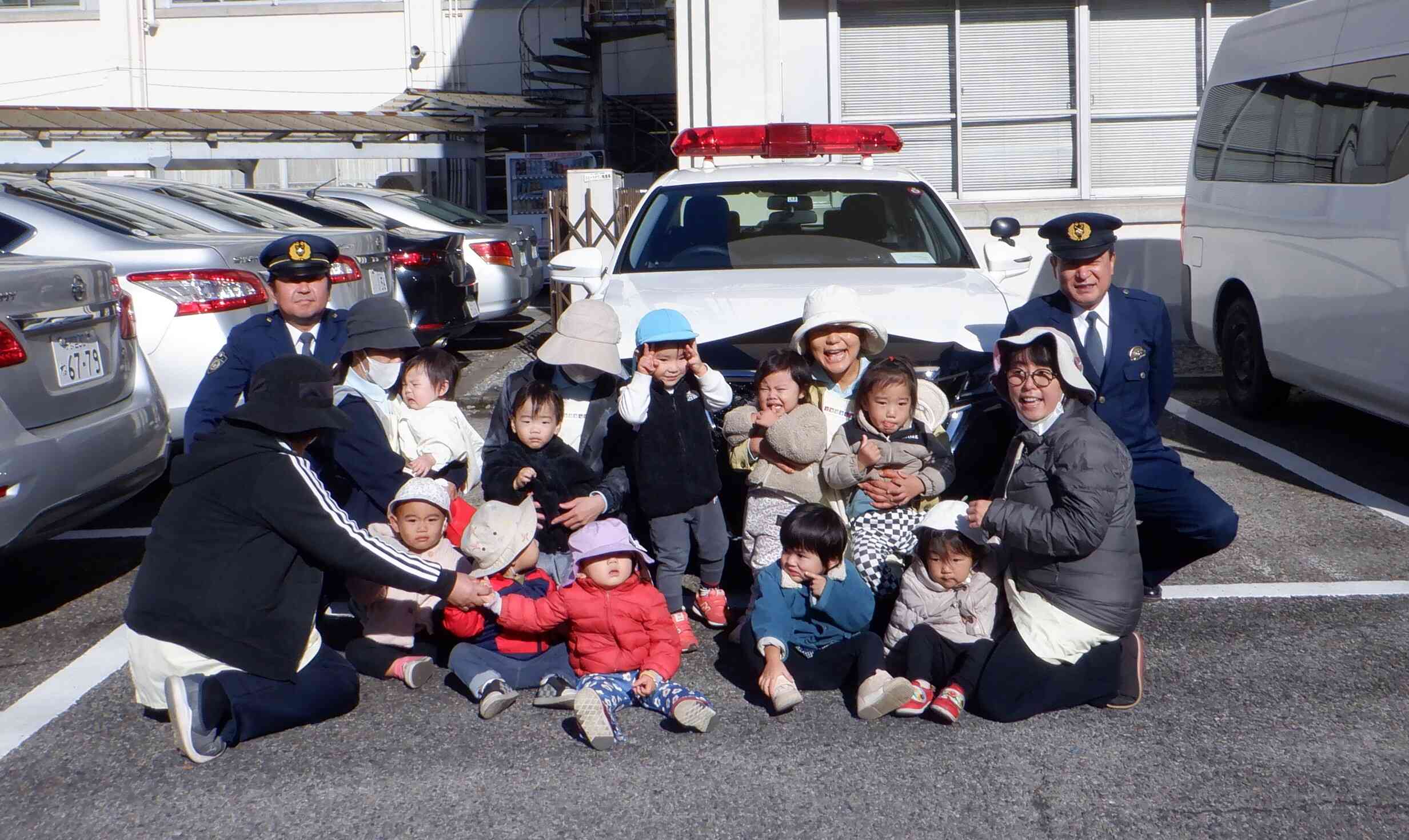 パトカーの前で写真を撮らせてもらいました。