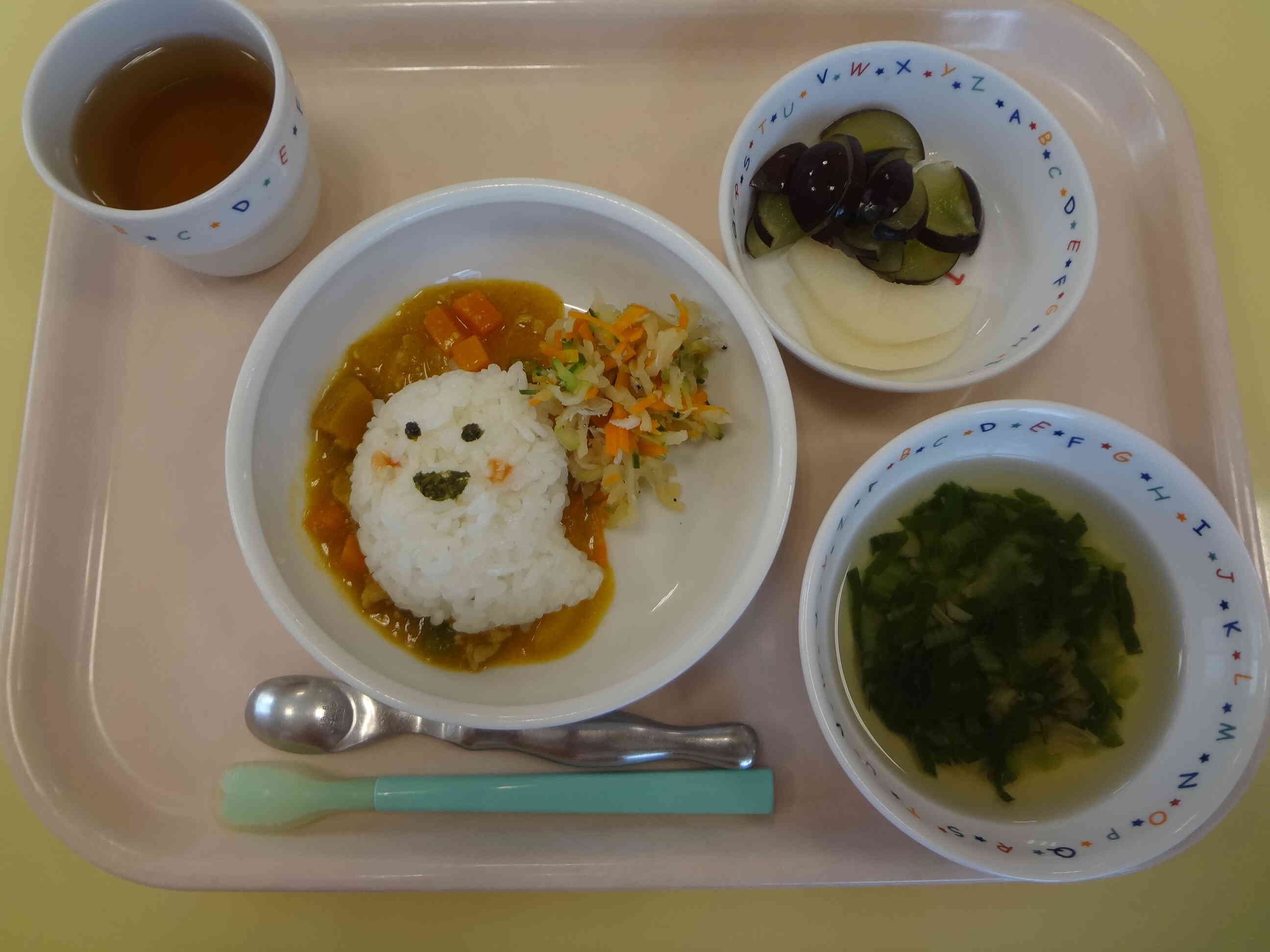 給食も、なんと！　くいしんぼおばけ！