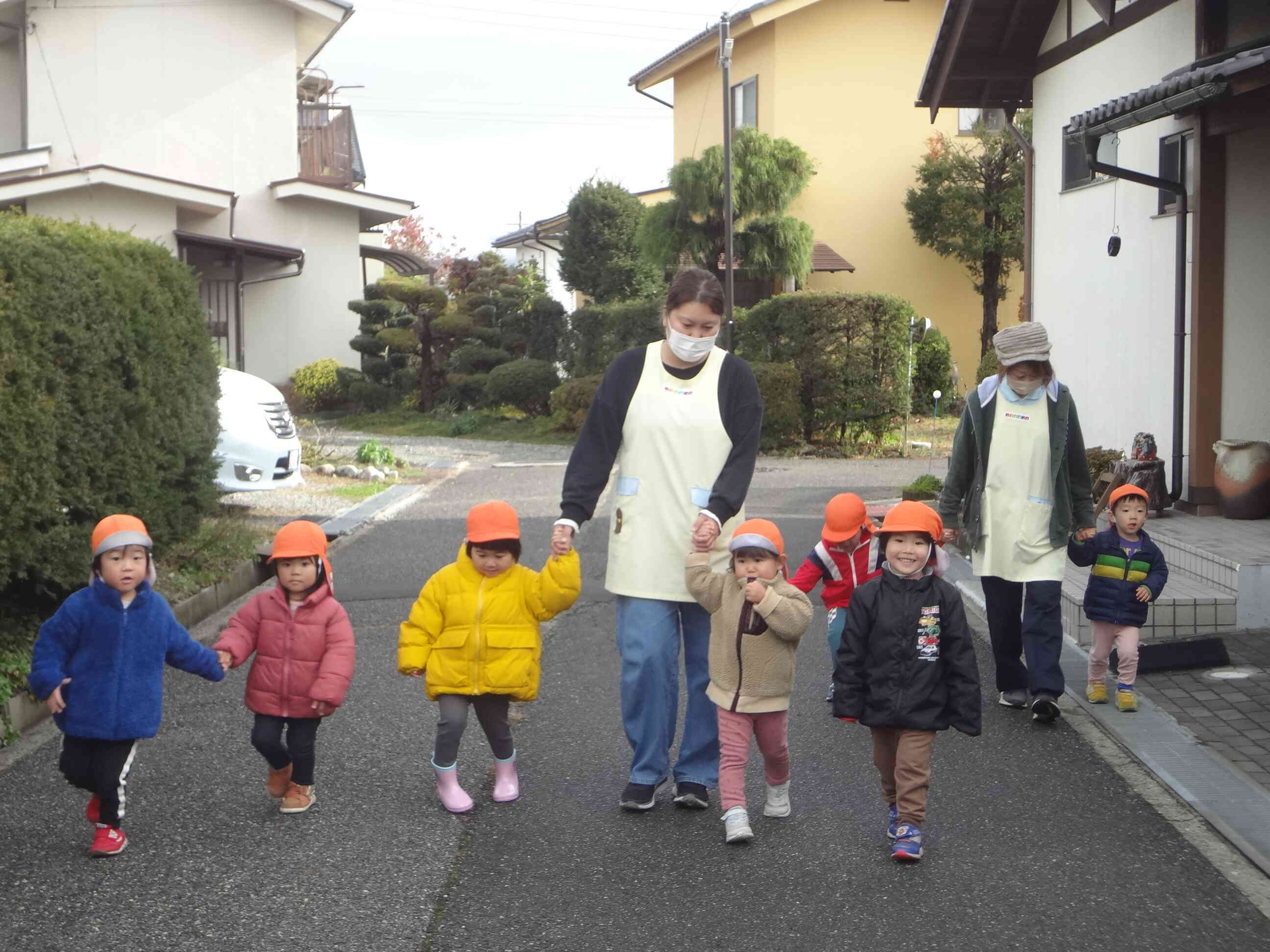 手を繫いで「ランランラン♪」