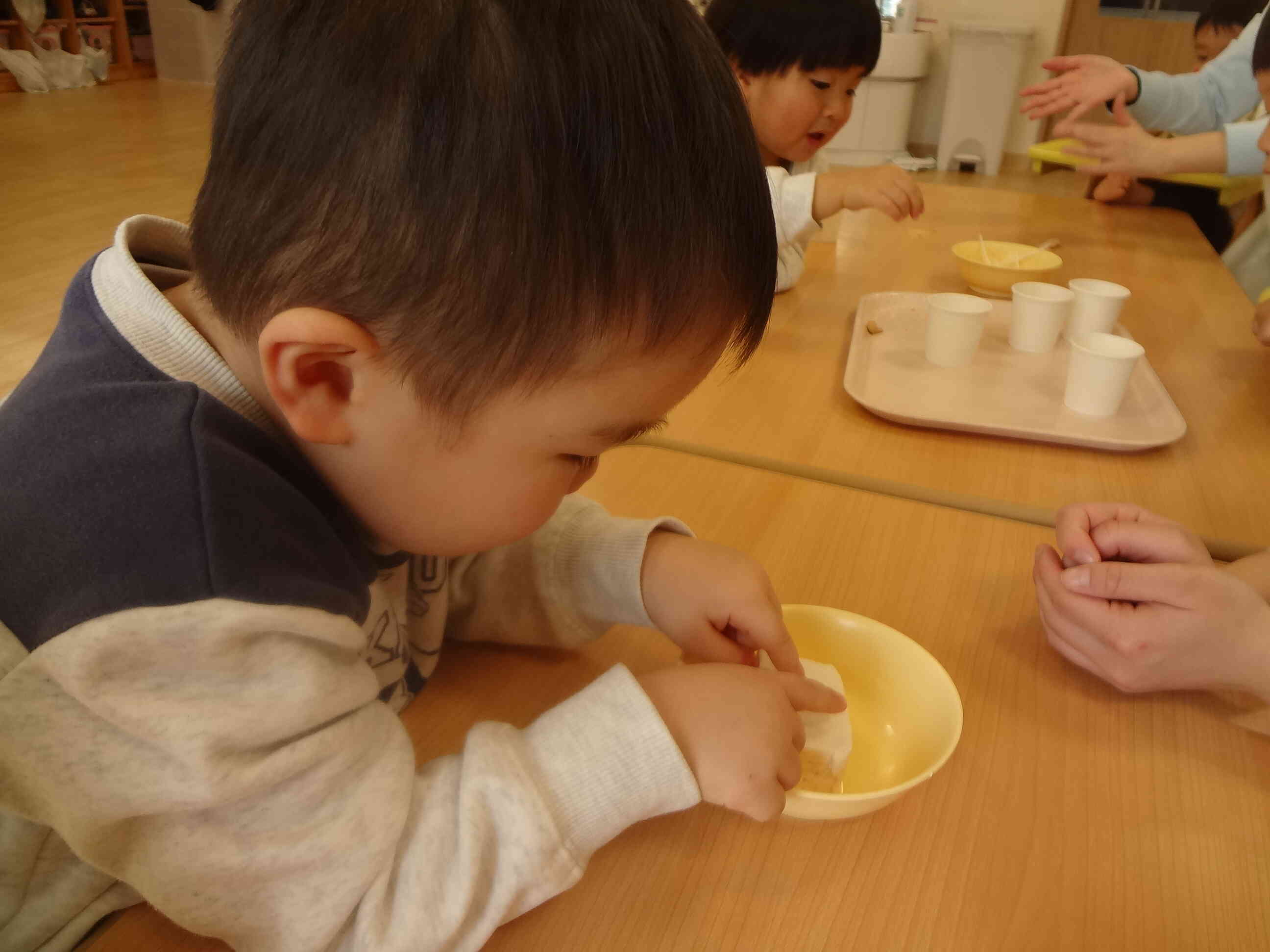 硬かったけど、お、これはちぎれるぞ（水で戻した高野豆腐）