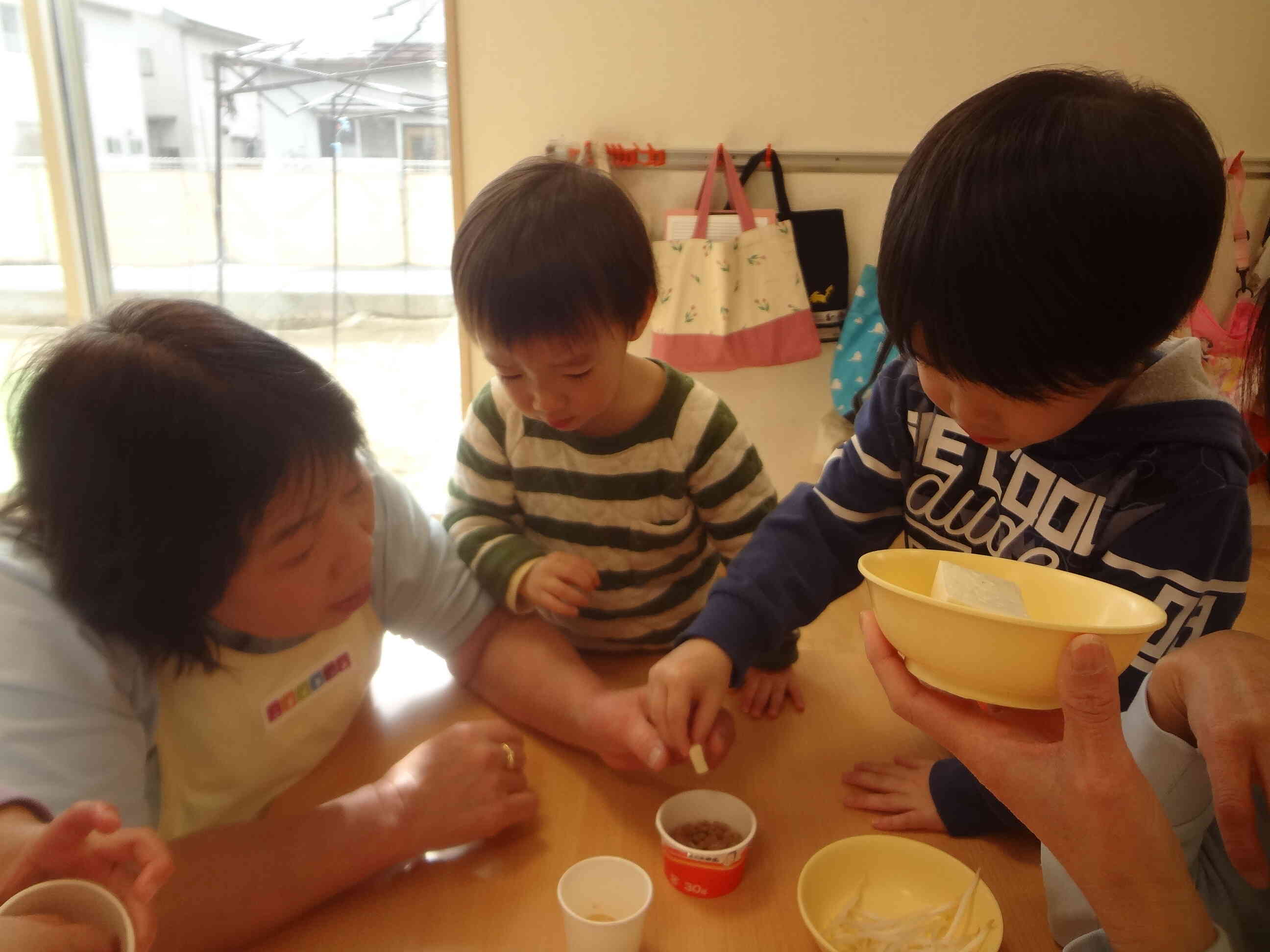 僕、納豆が苦手だから、この高野豆腐でつついてみよう！