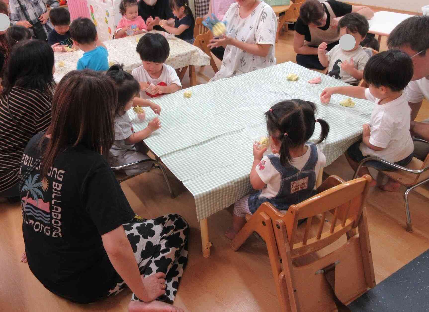 りす組は小麦粉粘土を一緒にしました。