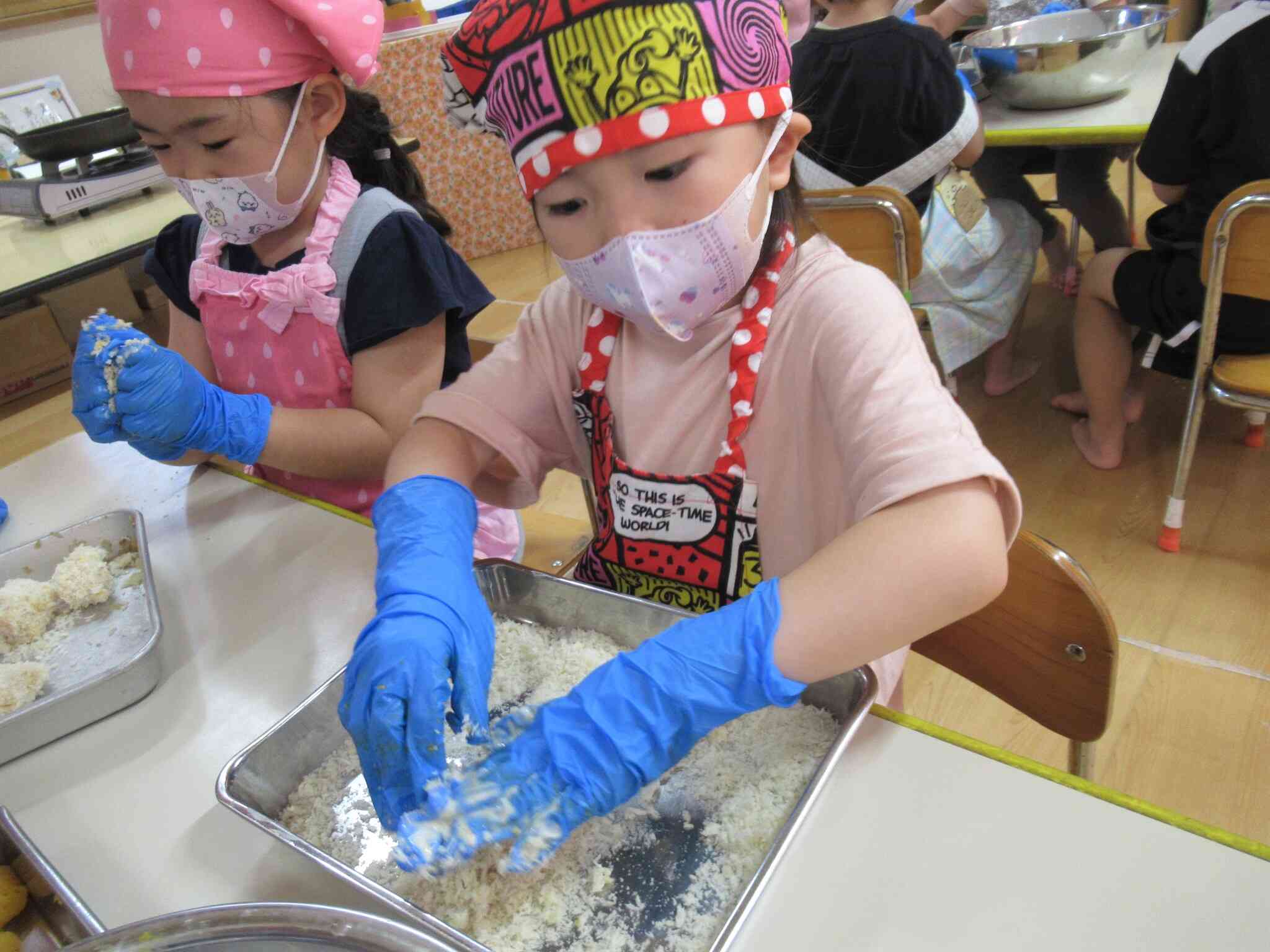 パン粉はフワッとつけるよ。