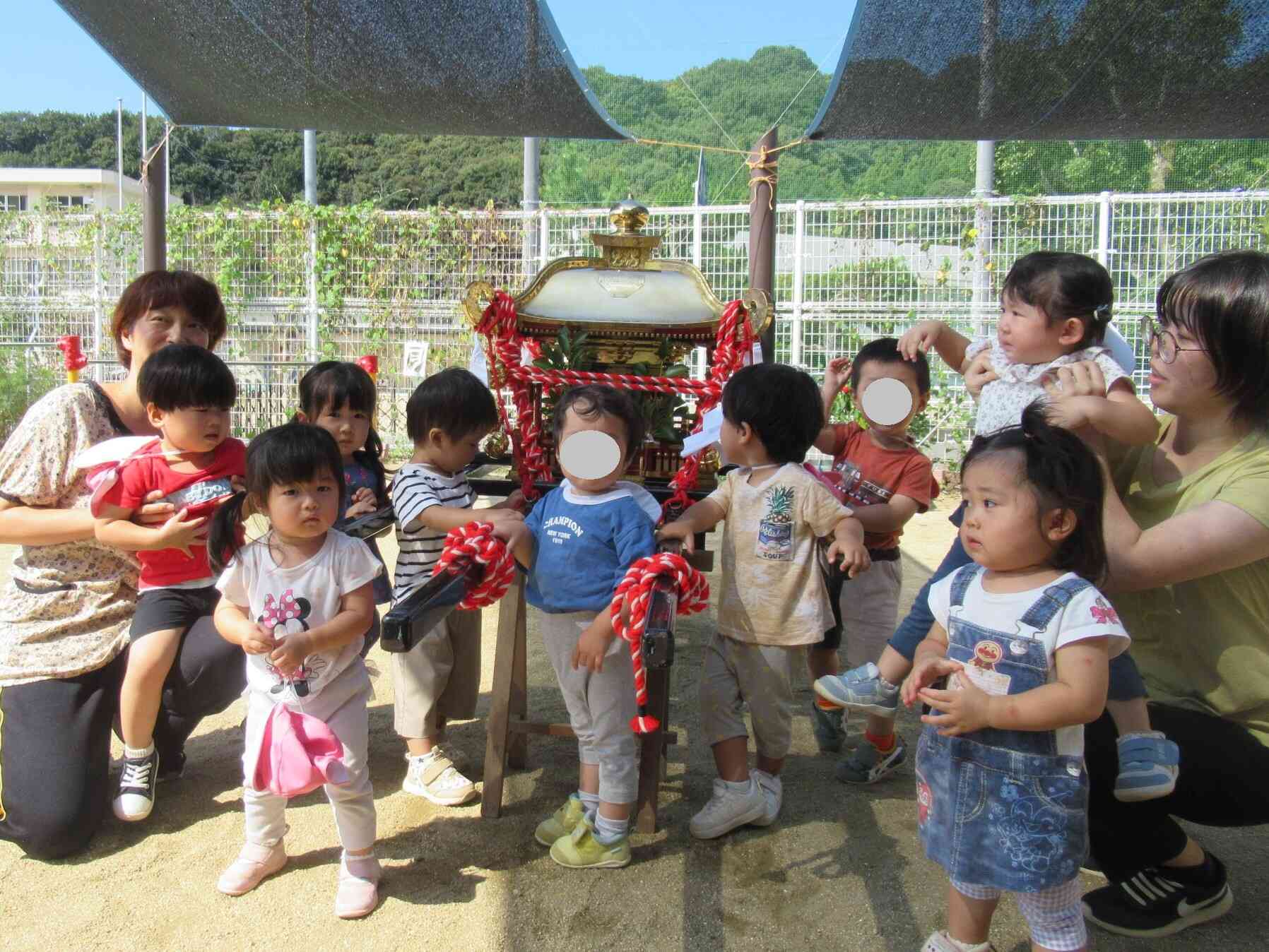 お神輿の前で記念撮影（りす組）