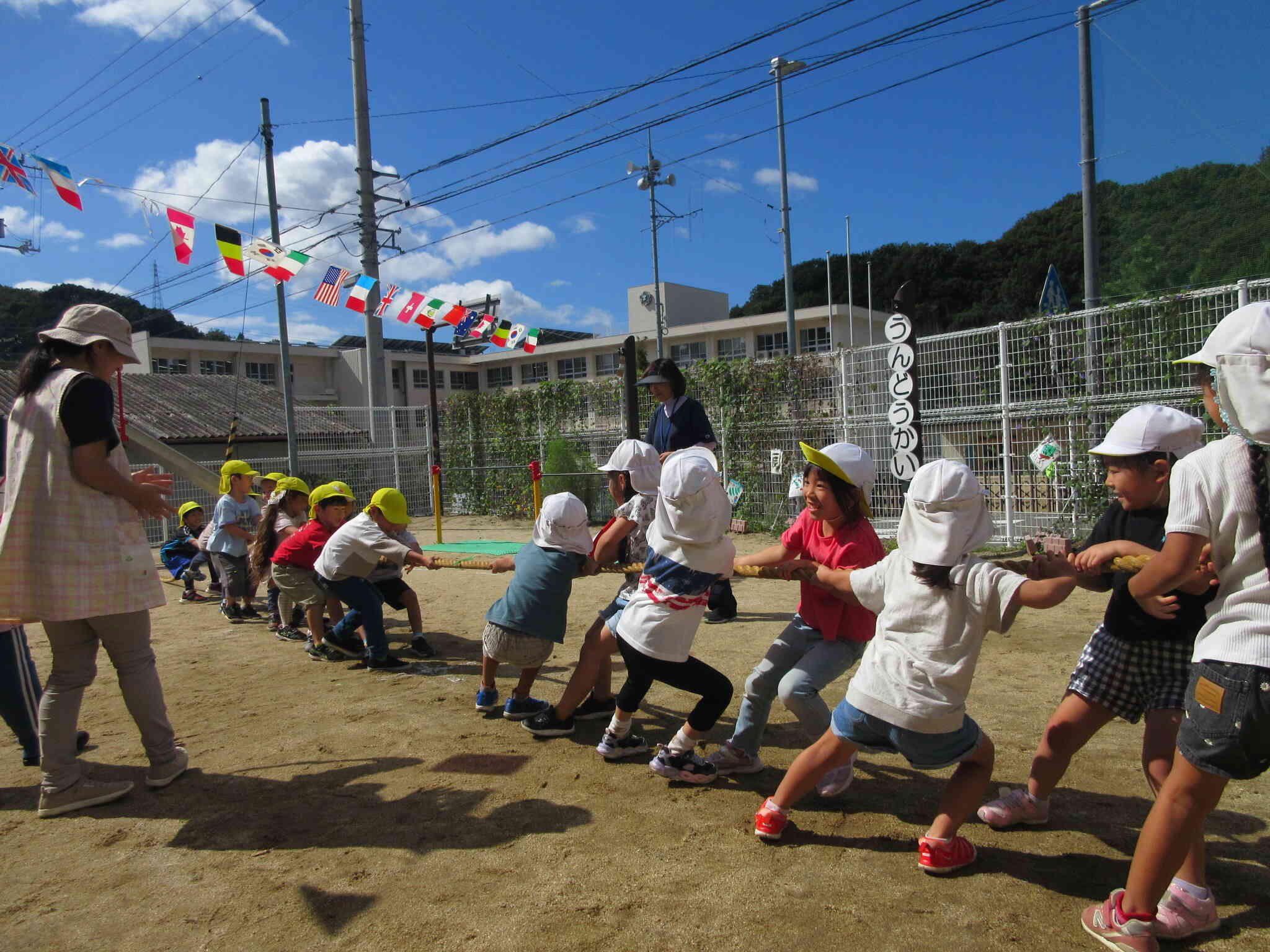 園庭で綱引き☆運動会本番の日も晴れますように！