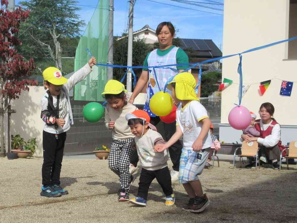 一緒に風船をくぐるよ♪