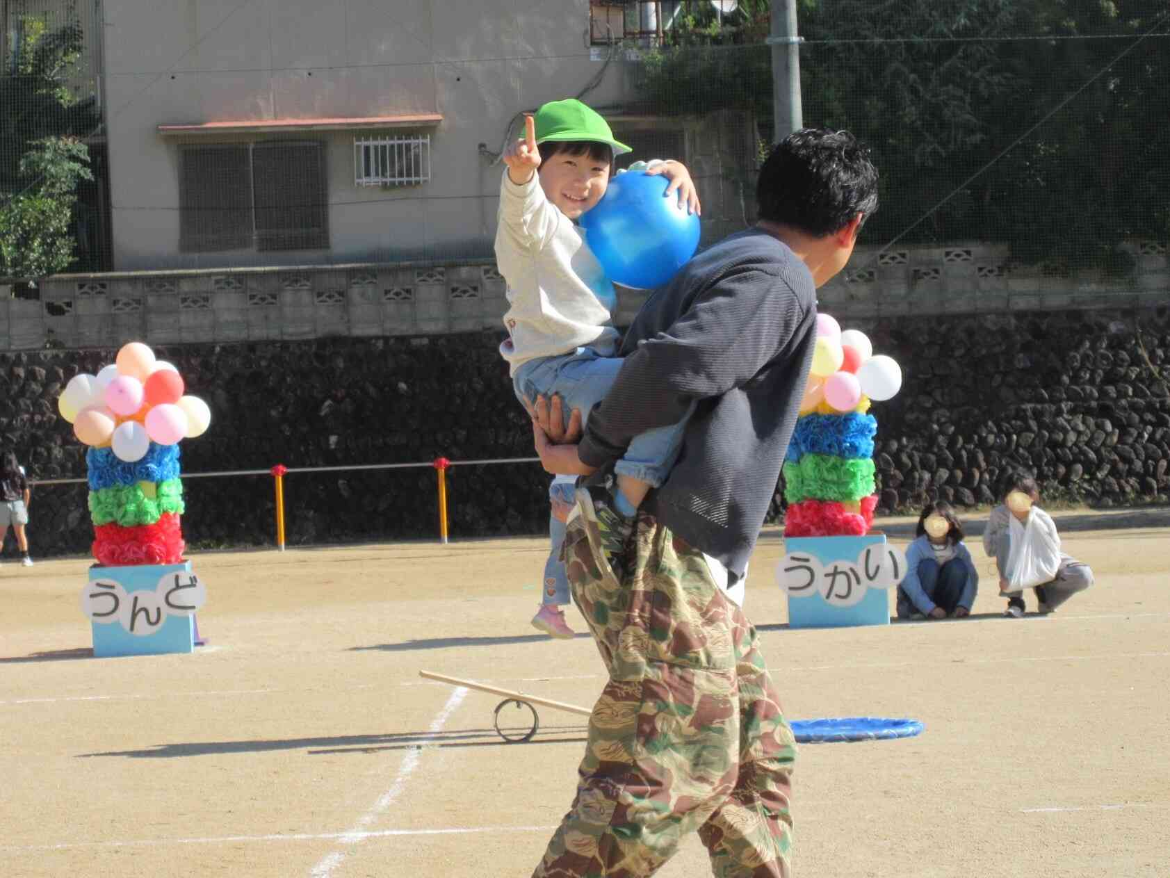 くま組の親子競技は、運んで、飛ばして、追いかけて、家族で仲良し♪