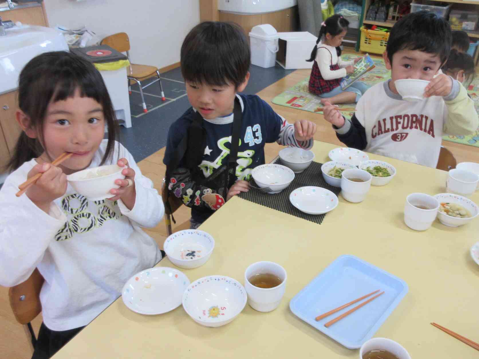 いりこ出汁で作った保育園のお味噌汁、おいしいね。具材は豆腐と旬の野菜の里芋が入っていました。