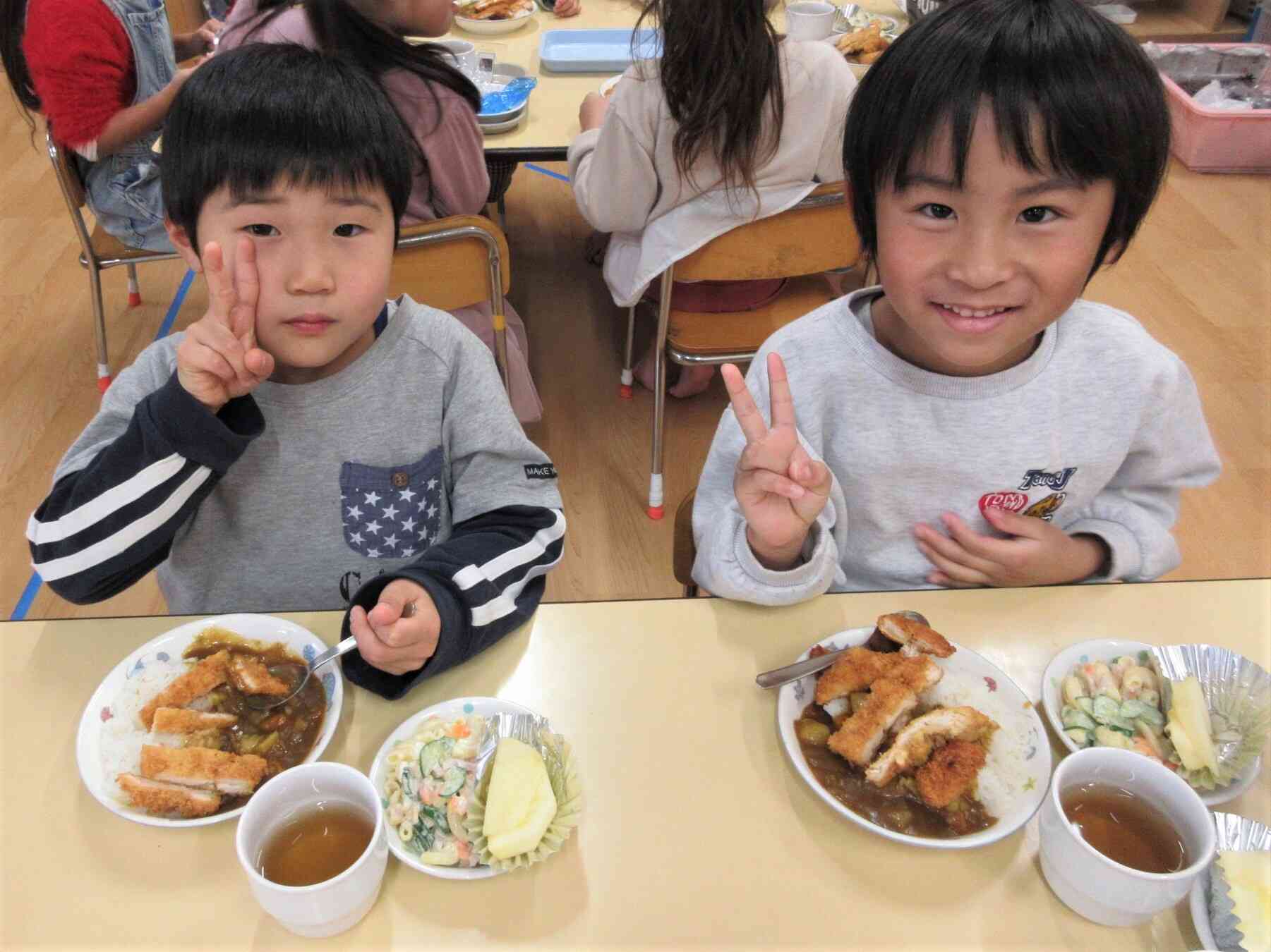 この日の給食は、きりん組のリクエストメニュー「カツカレー」！