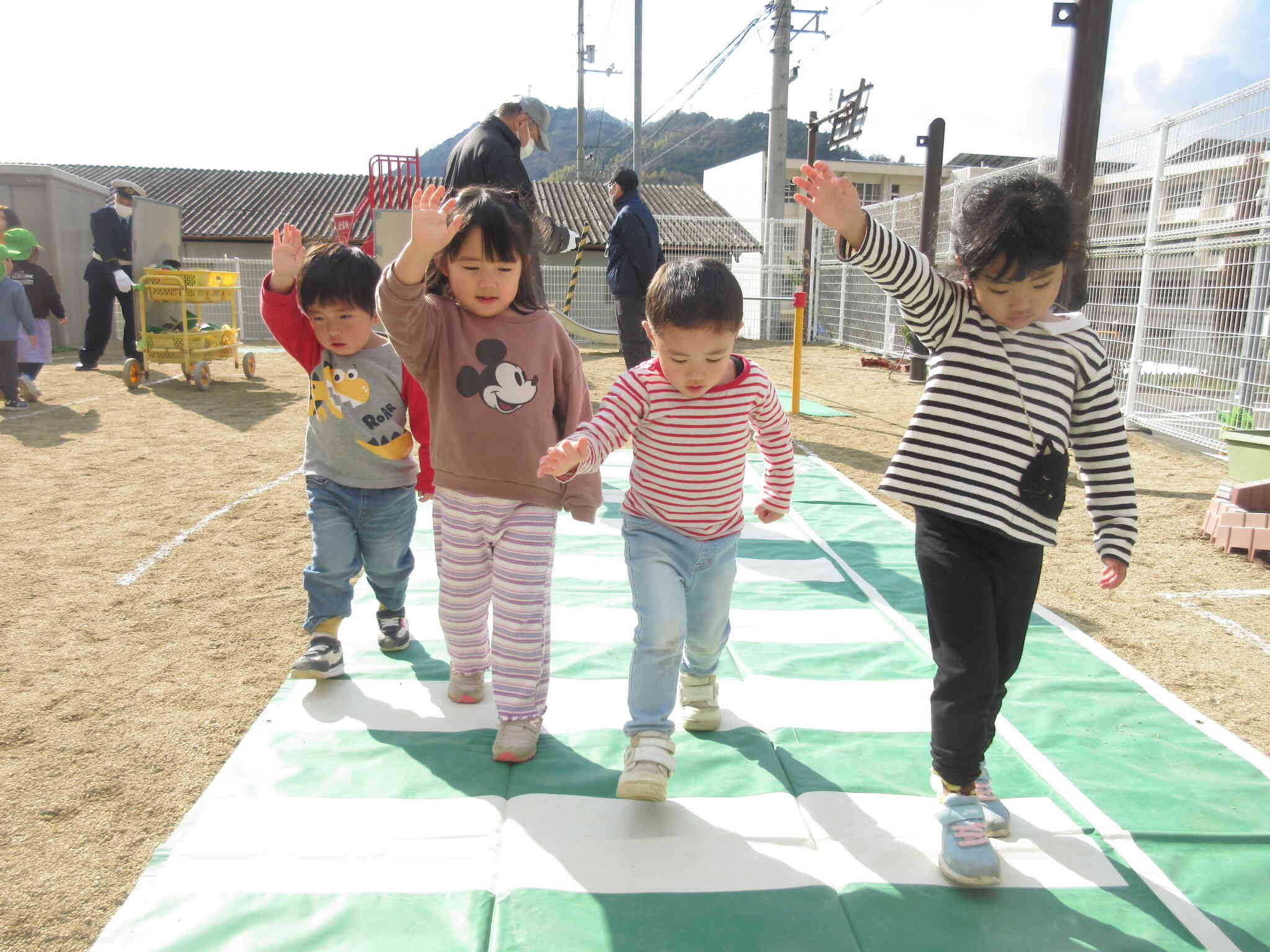 保育園の前の横断歩道を渡るときは、お家の人と手をつないで左右の確認をしてから渡ろうね。