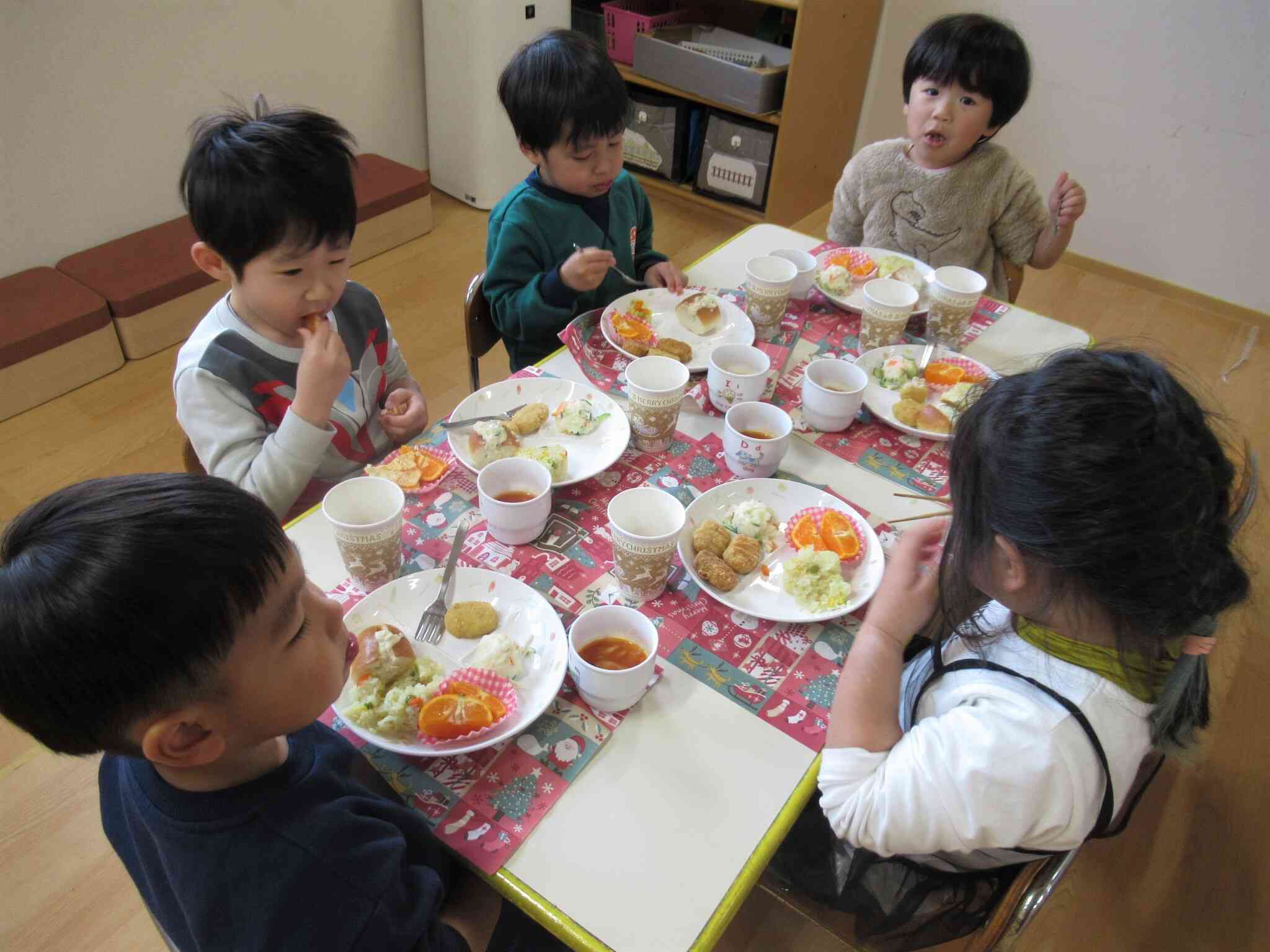 今日の給食、いつもよりも美味しいね♡