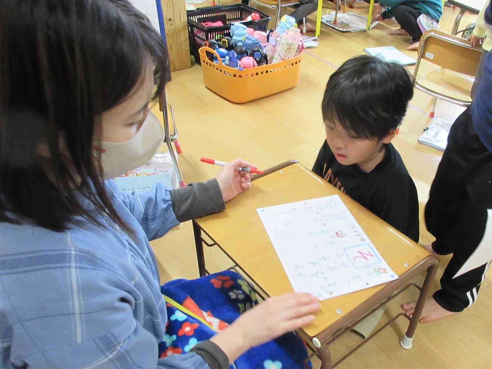 書いた文字を、担任保育士と一緒に確認します。花丸◯を付けてもらうことも♪