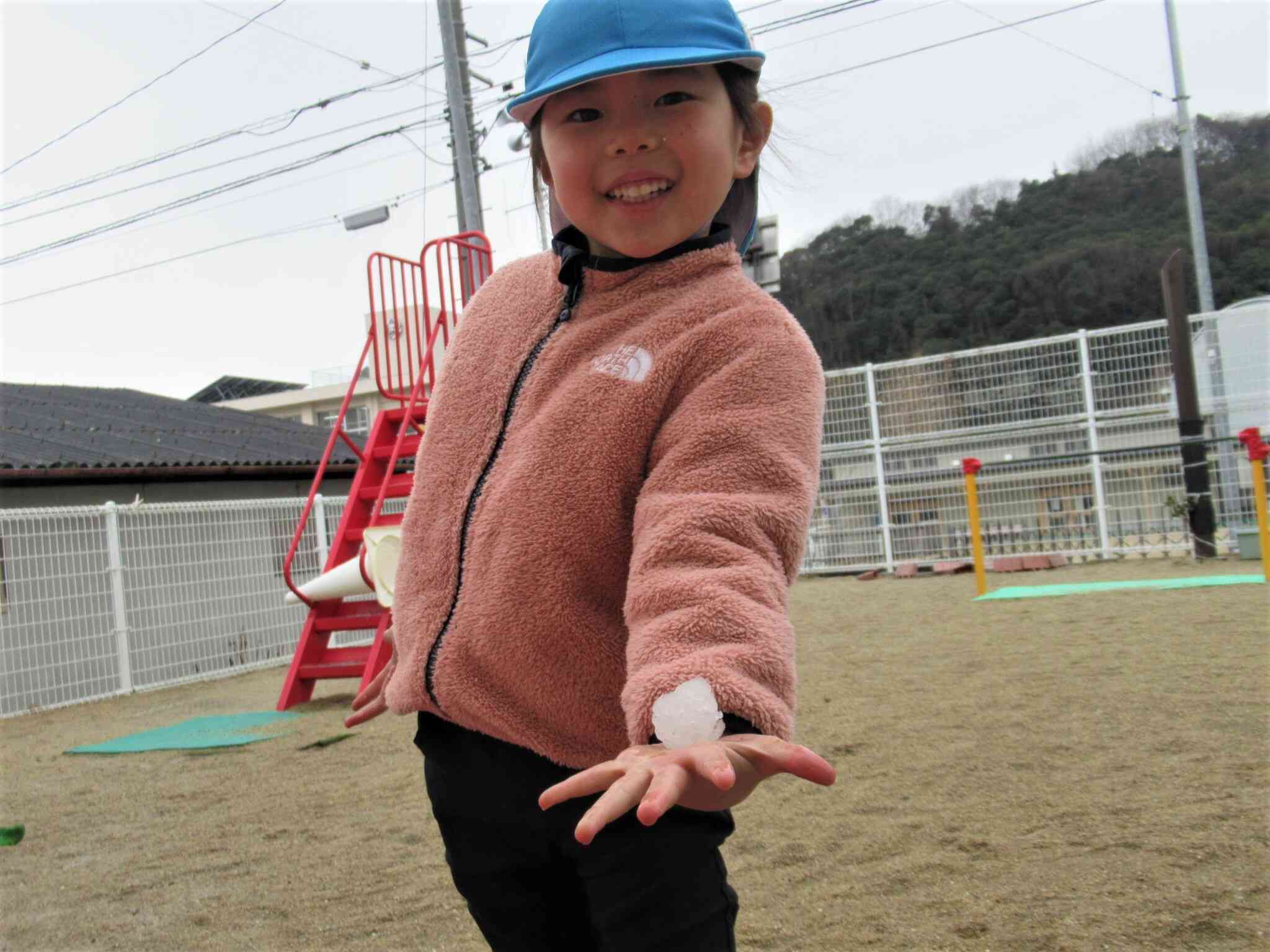 ほんの少し降った雪を大切に大切に集めて、お団子が出来たよ！