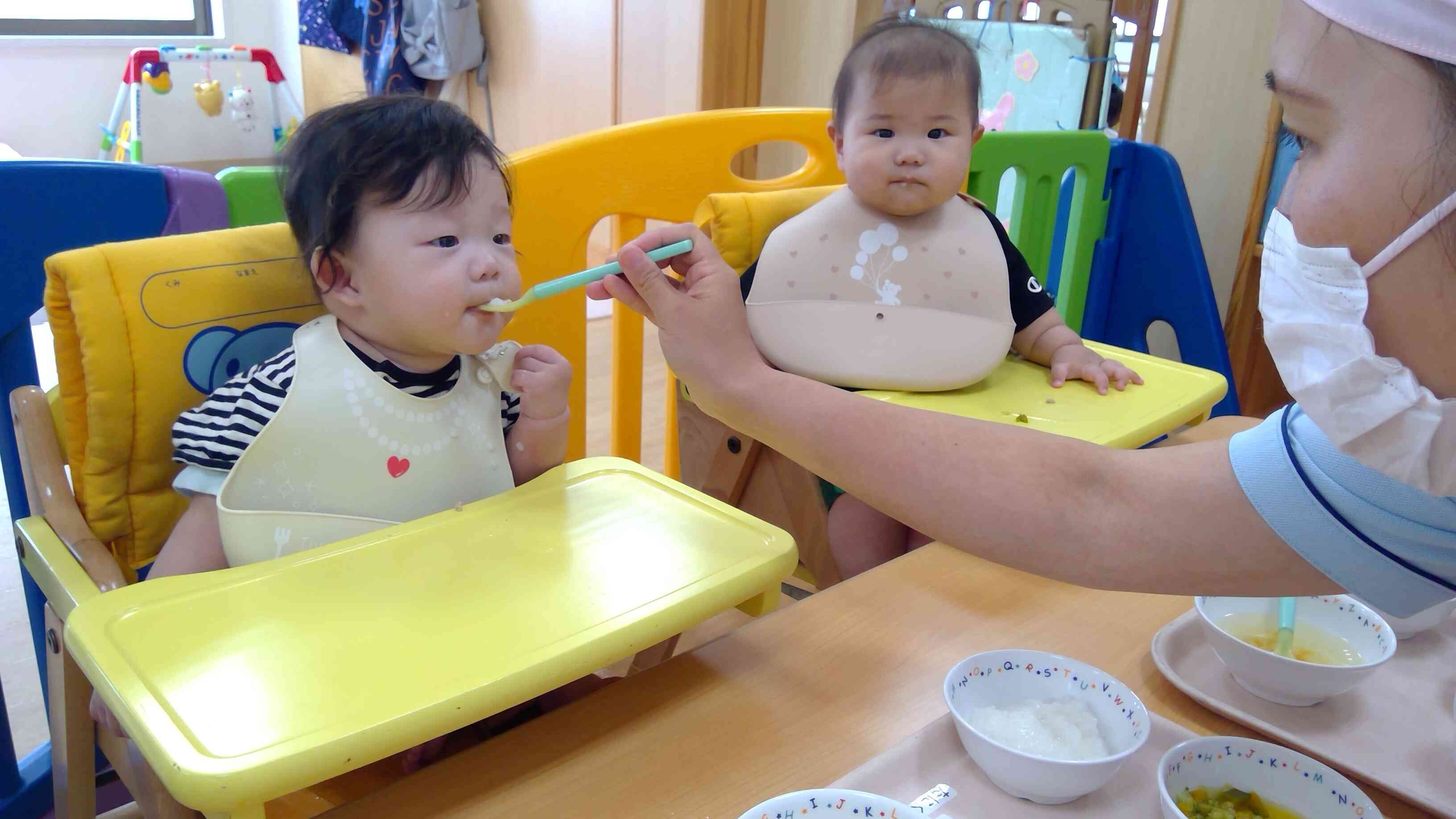 今月から離乳食が始まりました。