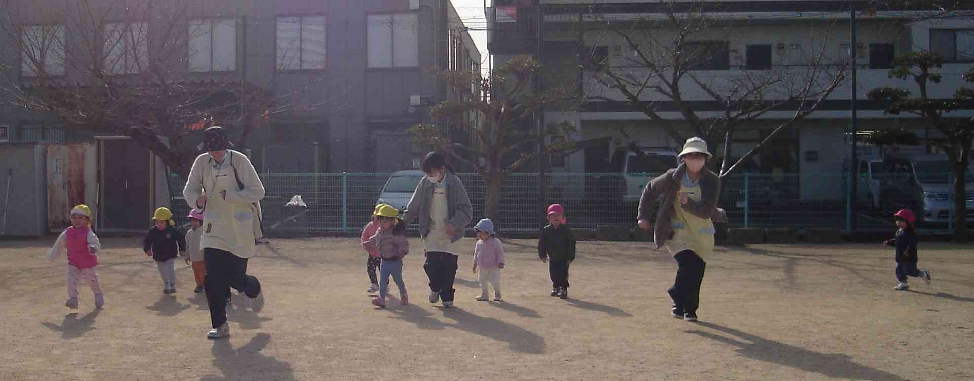 晴れの日には園庭や公園でおもいっきり遊びます