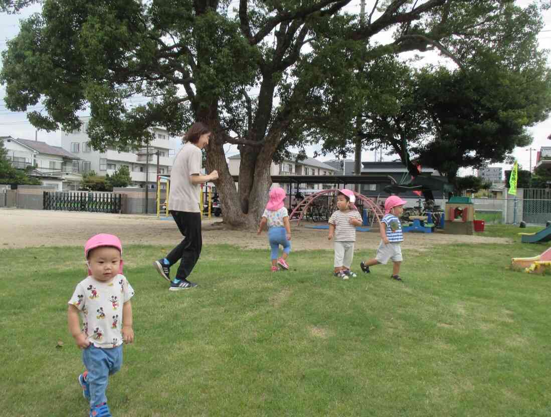 芝生は気持ちいいね！