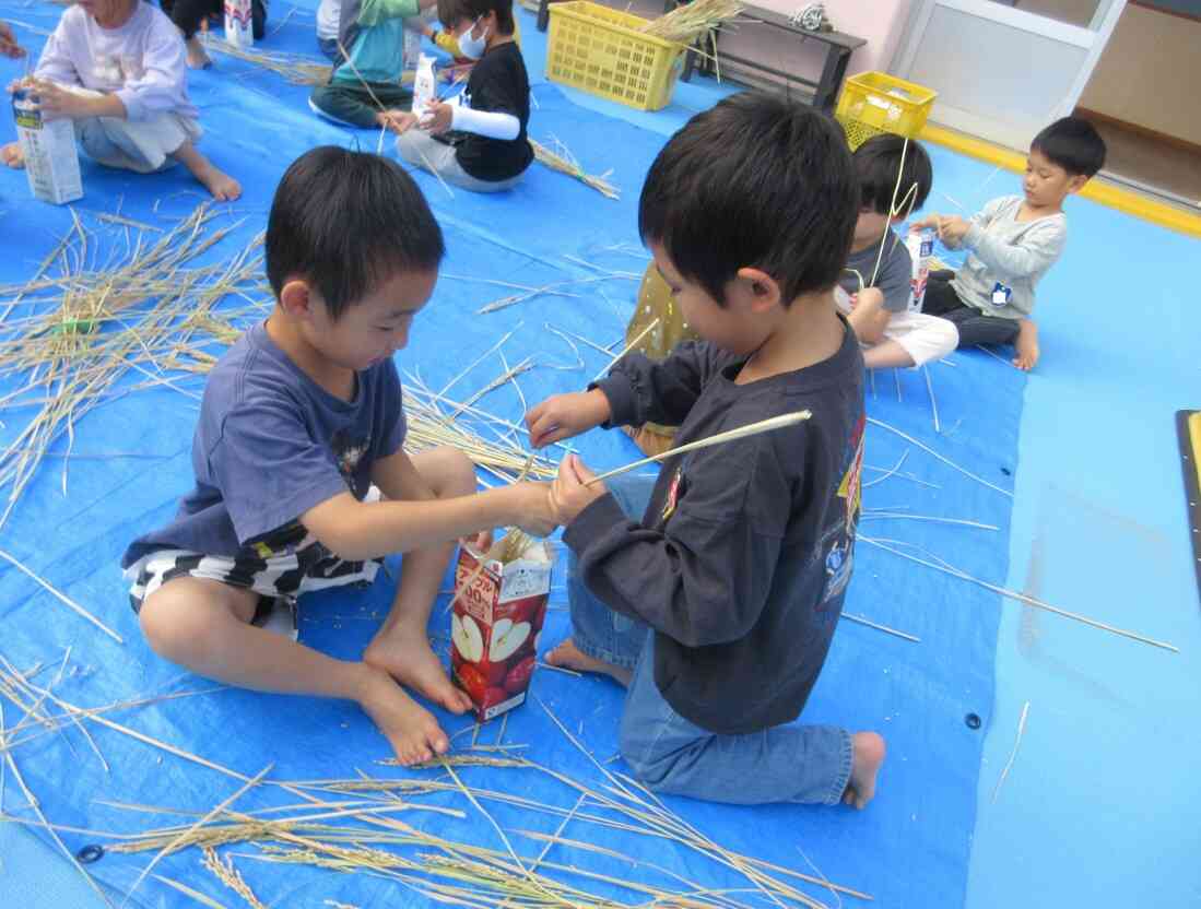 お米の脱穀（5歳児）