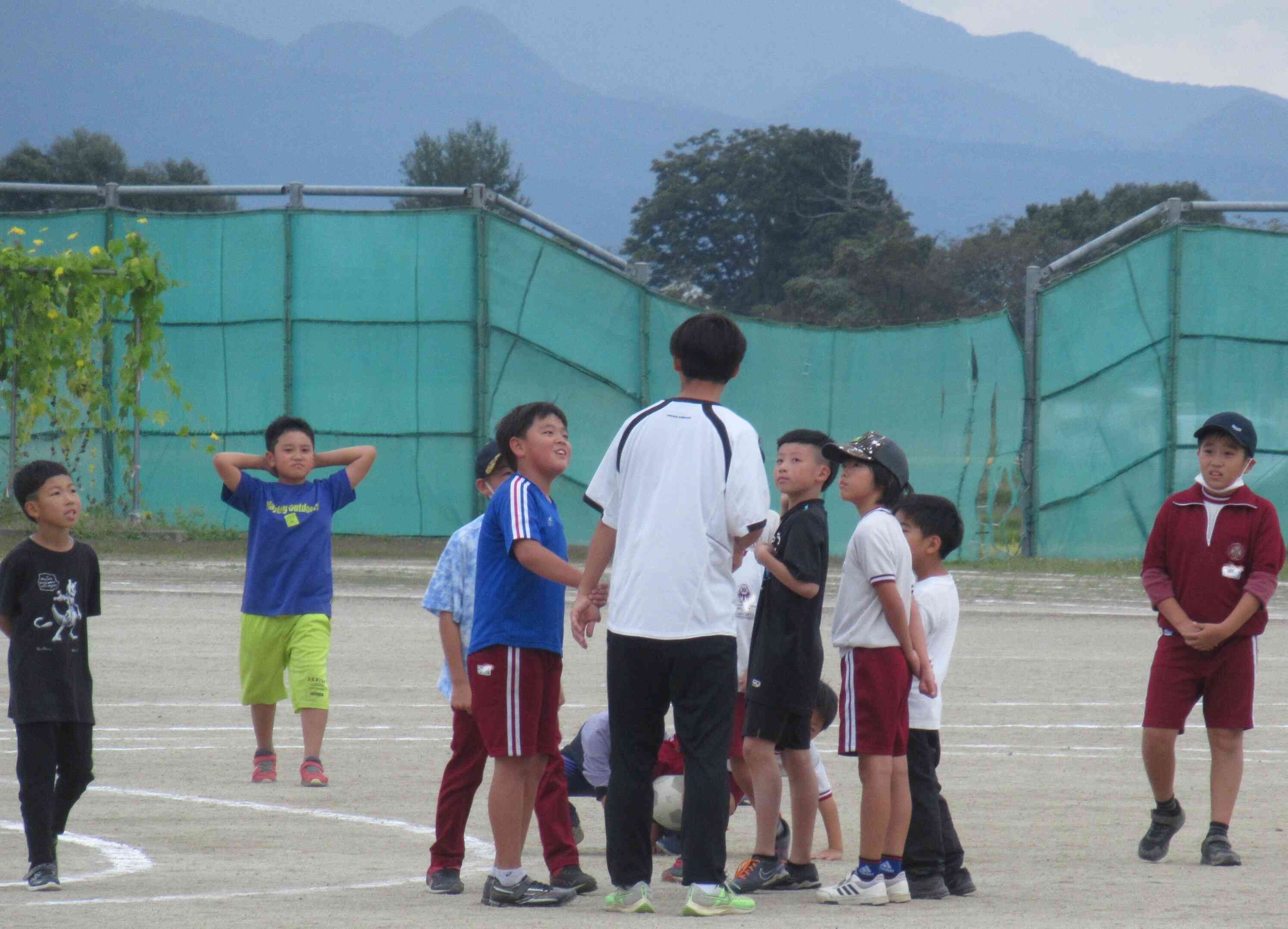 「先生～サッカーしようよ。」