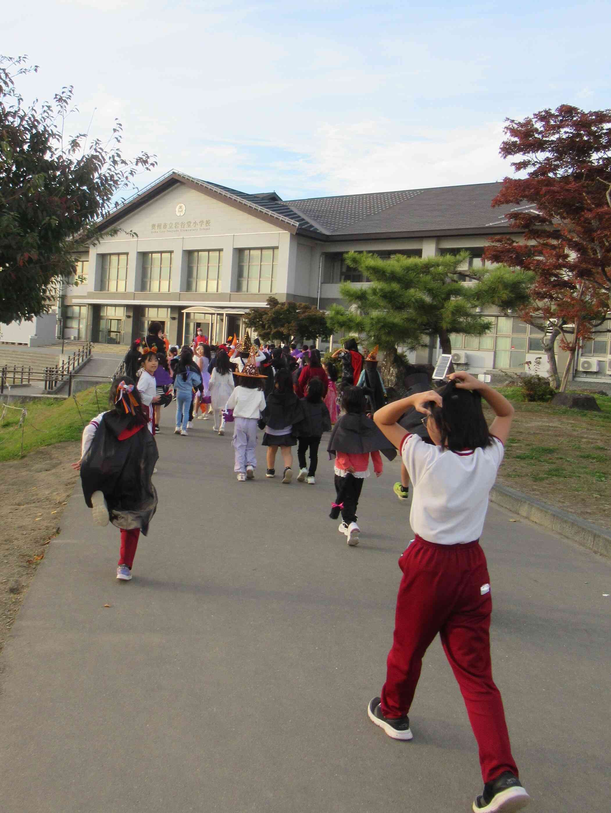 仮装して、学校にレッツゴー！