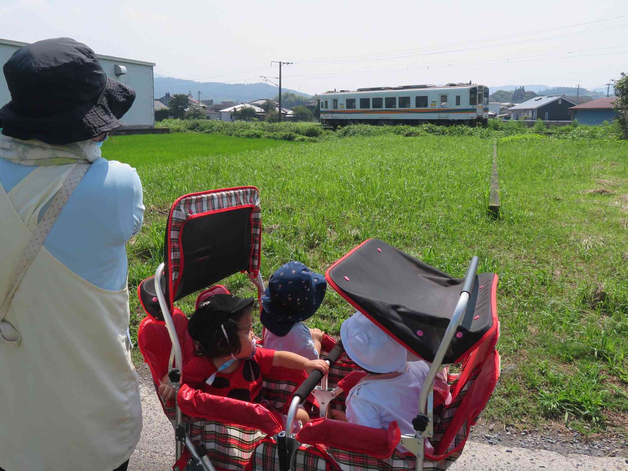 お散歩途中でオレンジ鉄道に会いました。