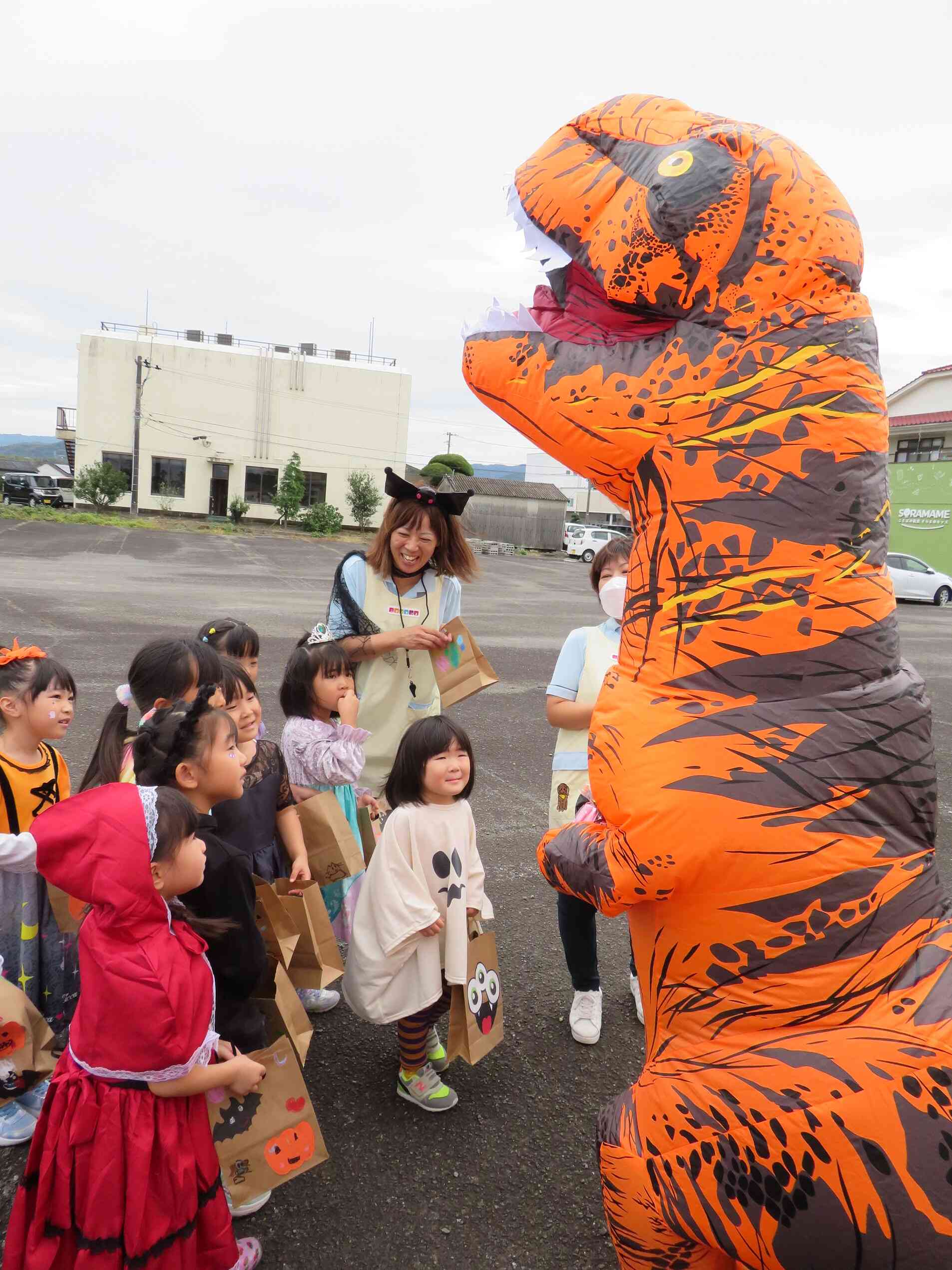 ハロウィンは、仮装してお散歩に出かけました。途中で恐竜さんに遭遇してお菓子をもらいました！！