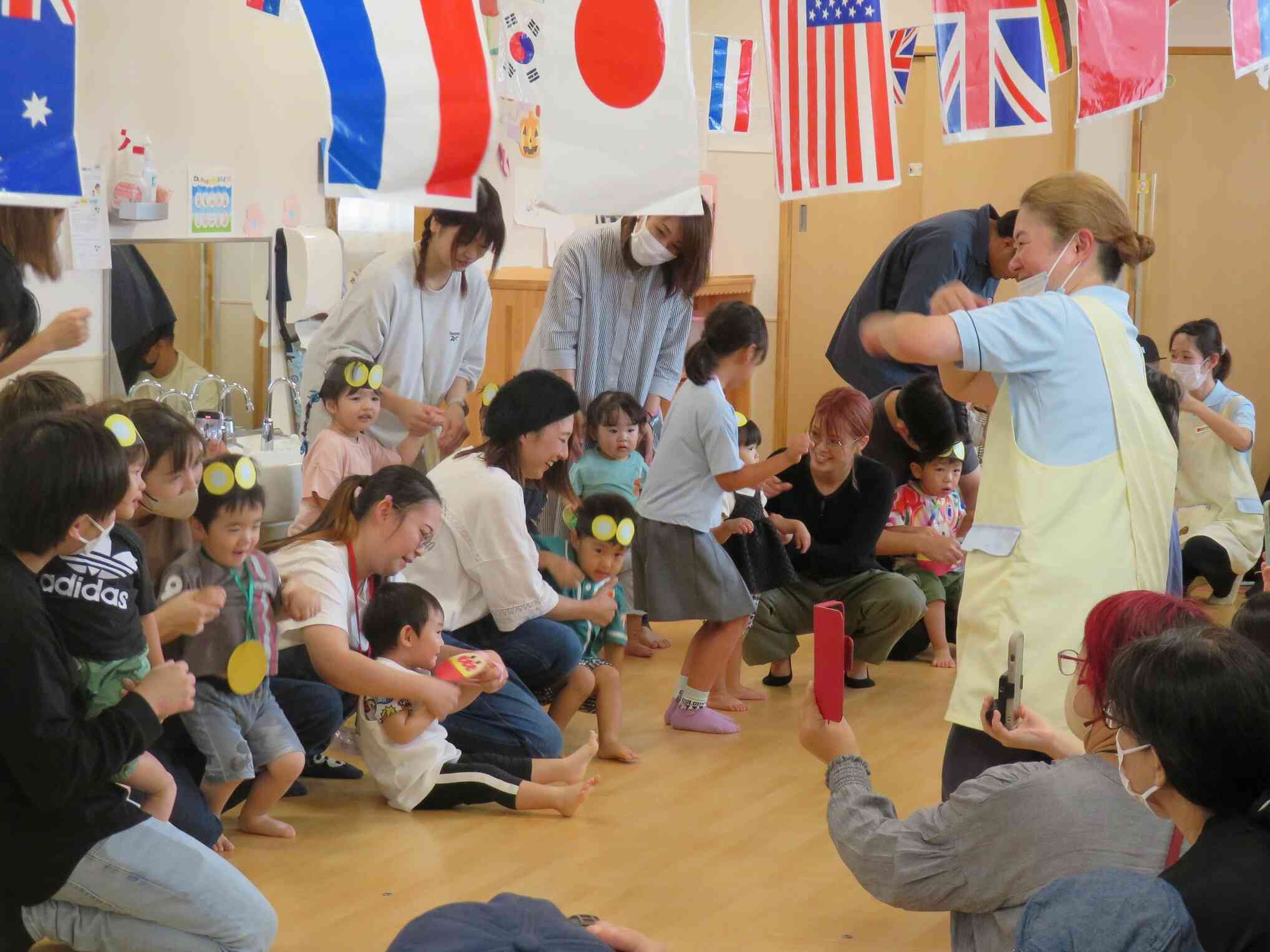 運動会～雨で0.1歳児は室内で行いました。お父さんお母さんと一緒に楽しいダンス！