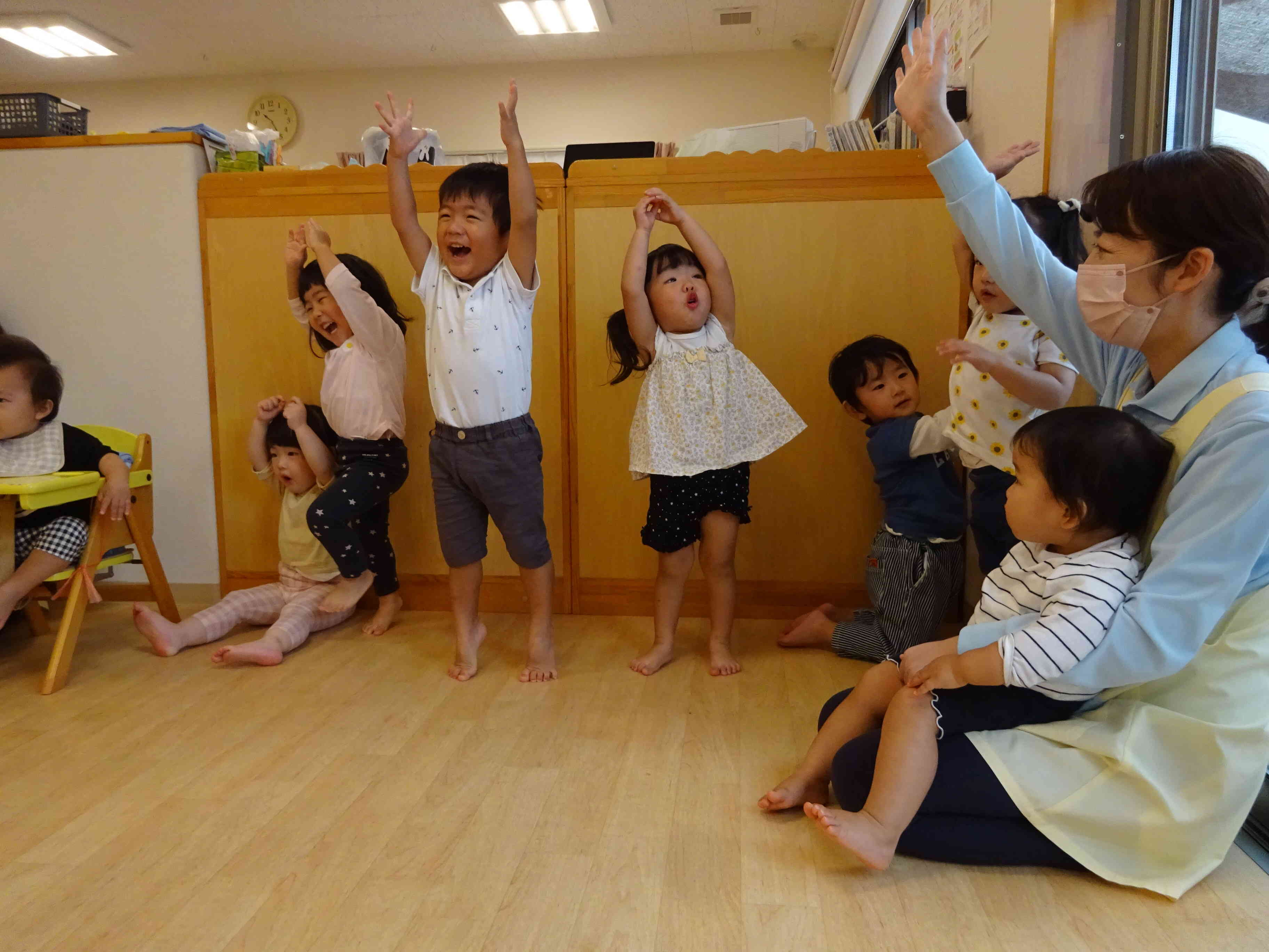 だるまさんの動きに合わせて子どもたちも楽しんでいました！楽しい誕生会でした★