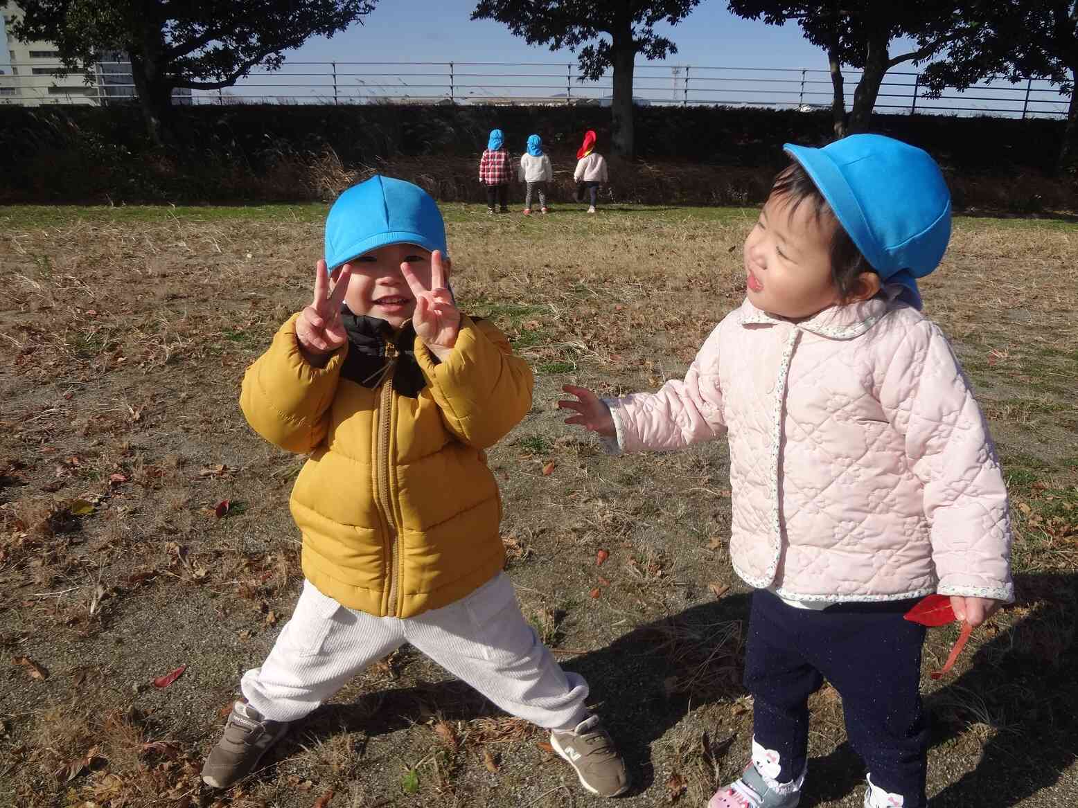 カメラに向かって…