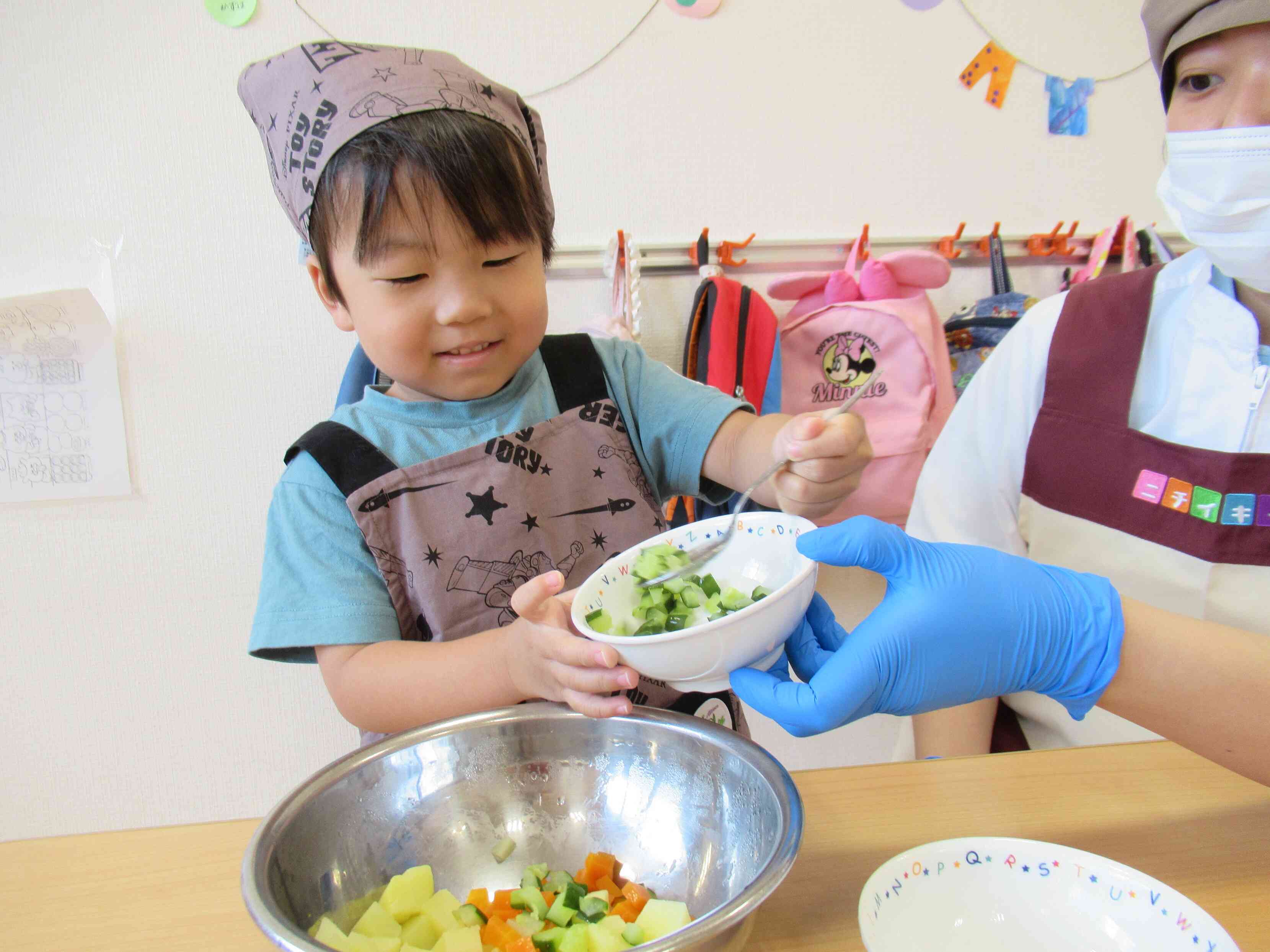 サラダに使うキュウリを入れてみようね、お料理楽しいね。