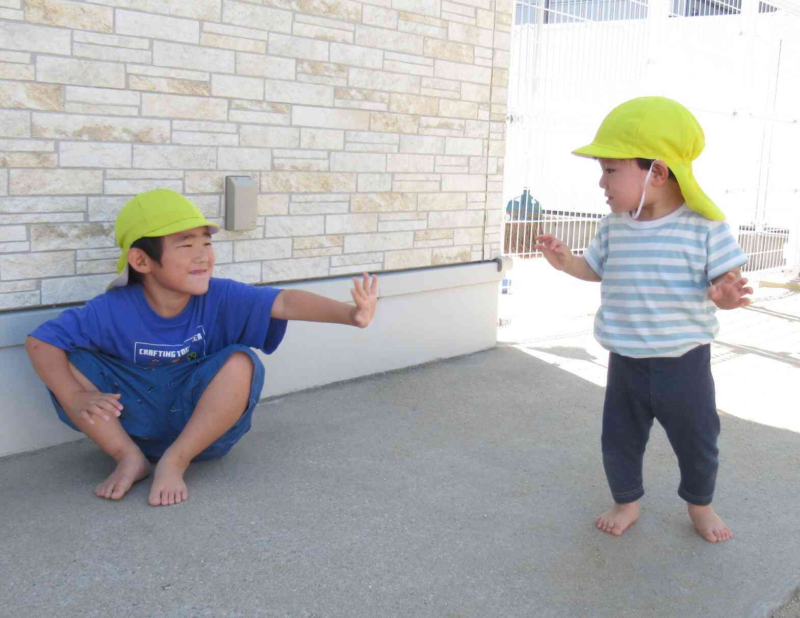 「あ！今日は同じ色の帽子だね」お揃いで何だか２人とも嬉しそう。