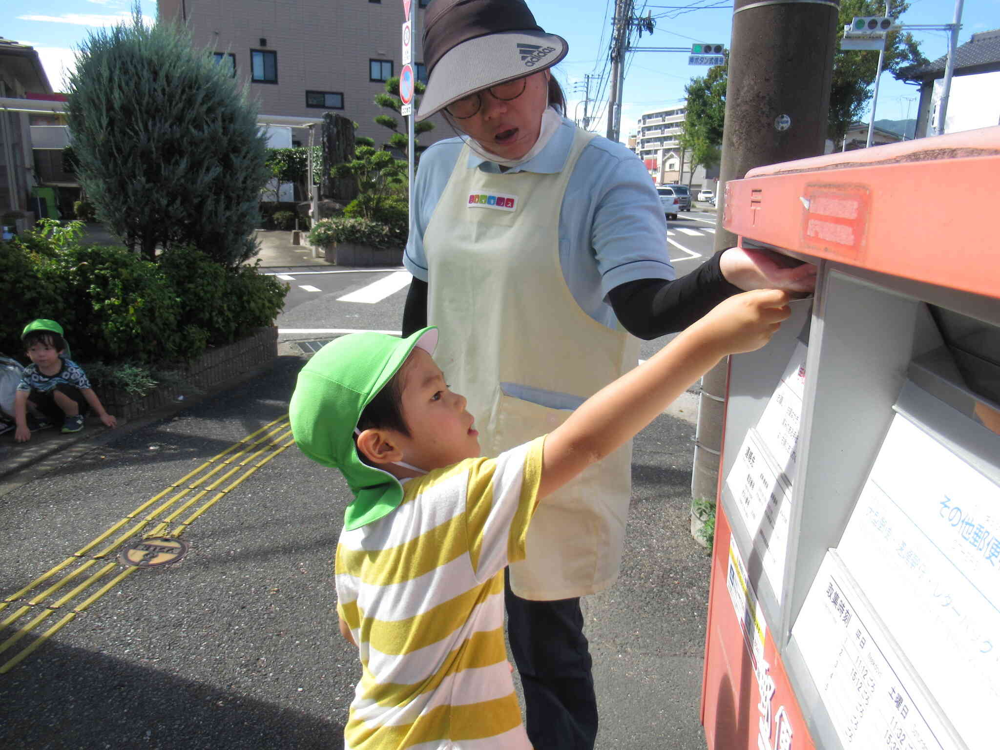 「上手くハガキが入らないかな？」少し先生に手伝ってもらって入れる事が出来ました。