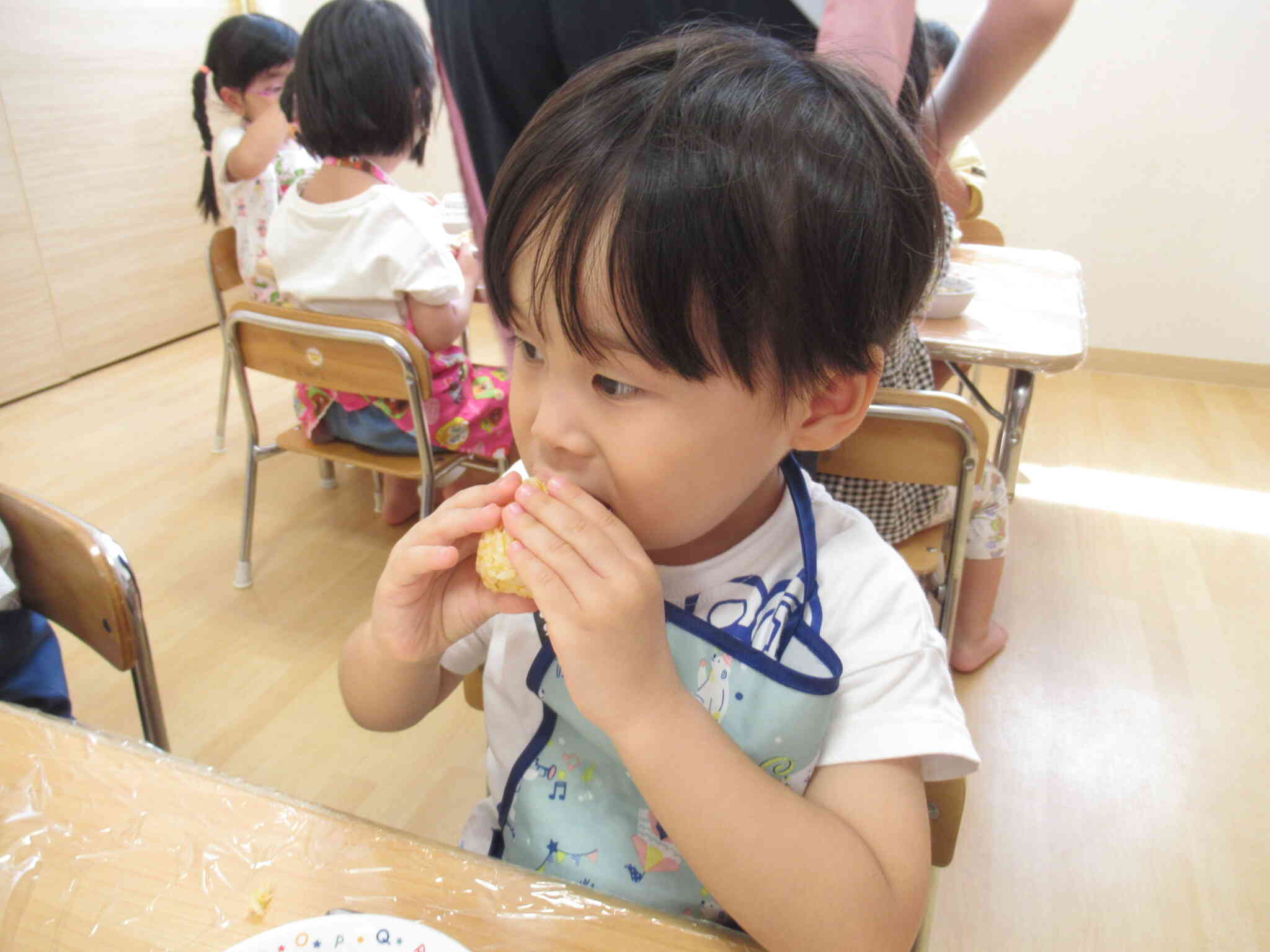 どんな味かな？自分で作ったおにぎりは、特別に美味しいよ。