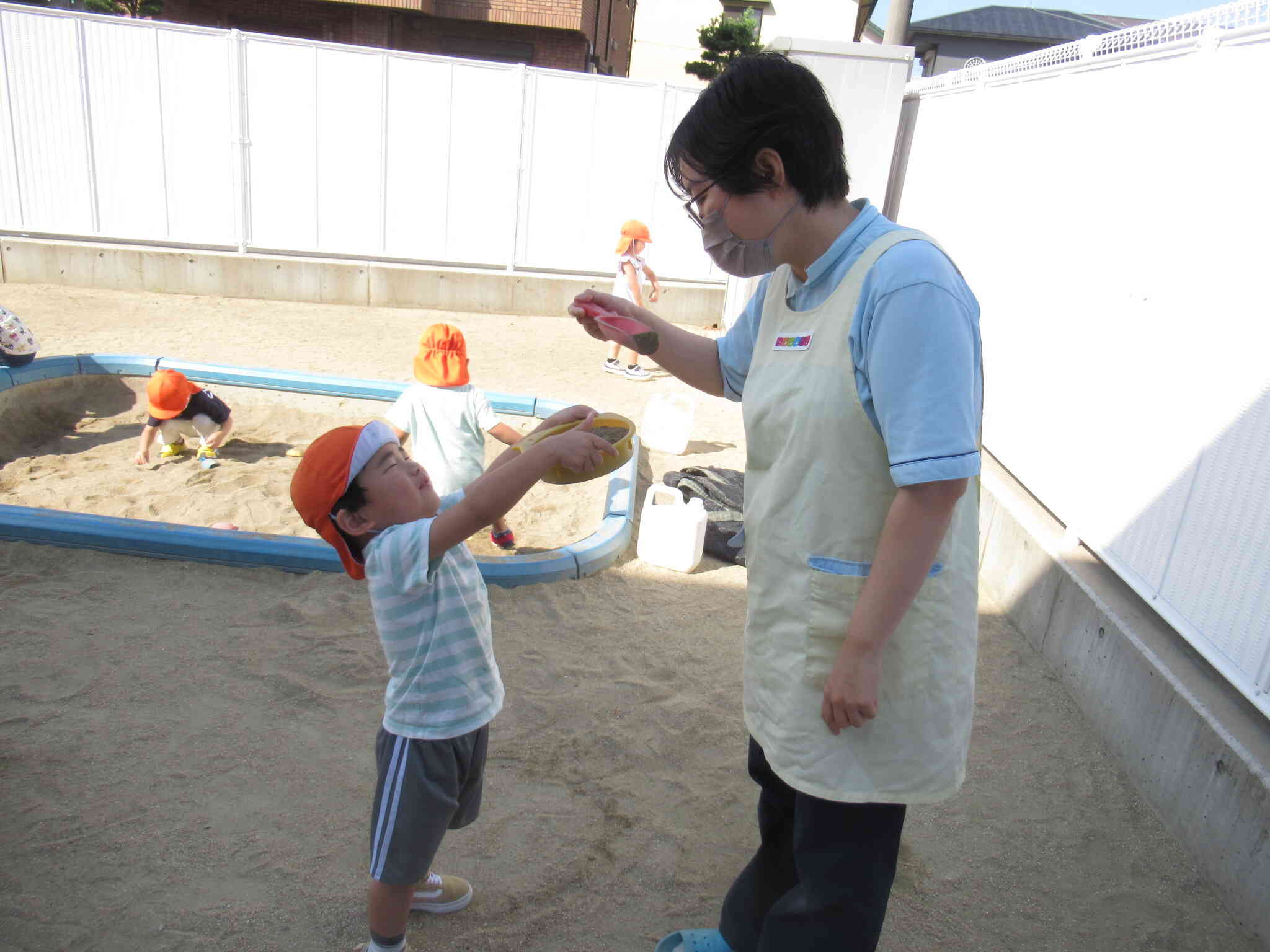 「先生ケーキが出来たよ、食べてみて」「ありがとう～美味しかったよ」