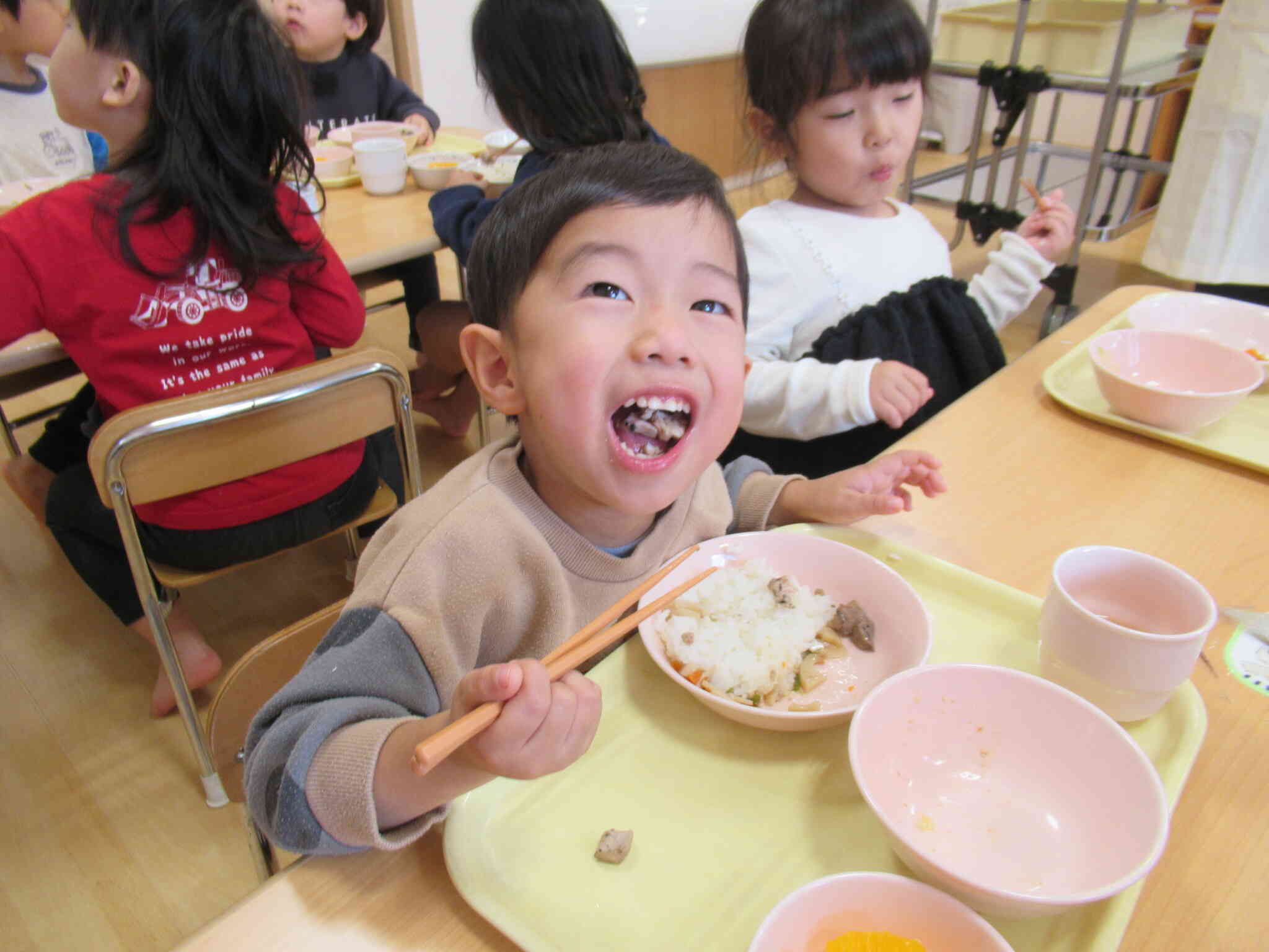 パクパクと大きな口を開けて食べるよ　「自分で作ったお味噌汁は美味しいよね」