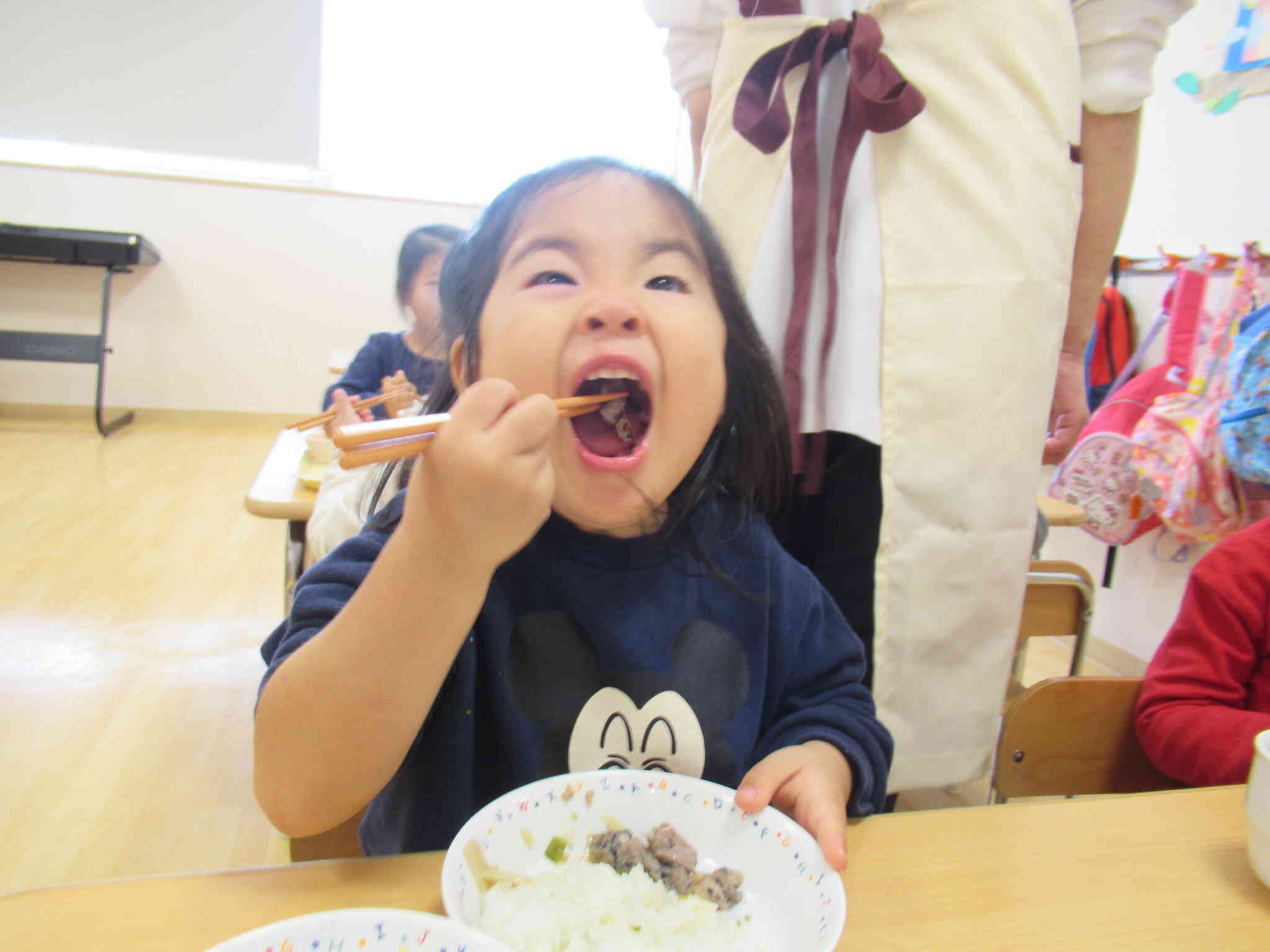 大きな口を開けて「ア～ンパクッ！」　とっても美味しそうに食べてます。