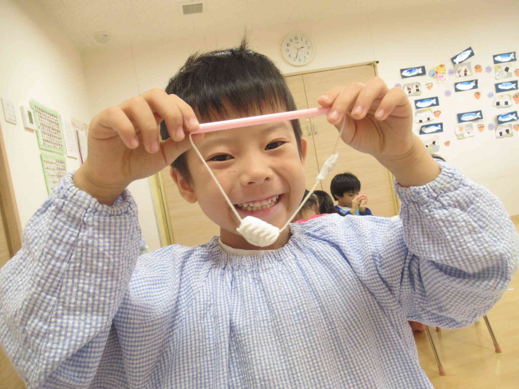 粘土遊びでは、ストローや紐を使って振り子を作ってみました。「どうしたらバランスを取る事が出来るかな？」（STEAM全領域）