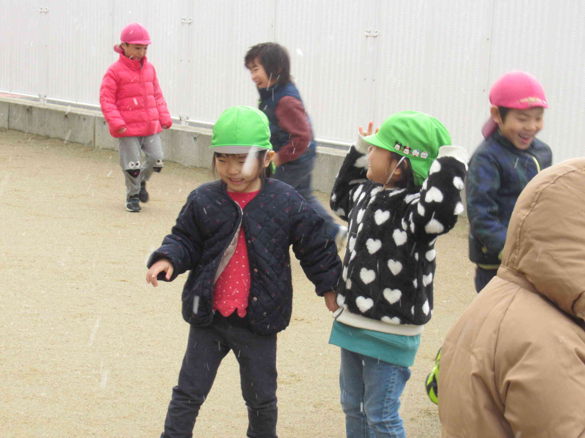 たくさん降ってきて嬉しいよね～雪の中を走っちゃおうか！