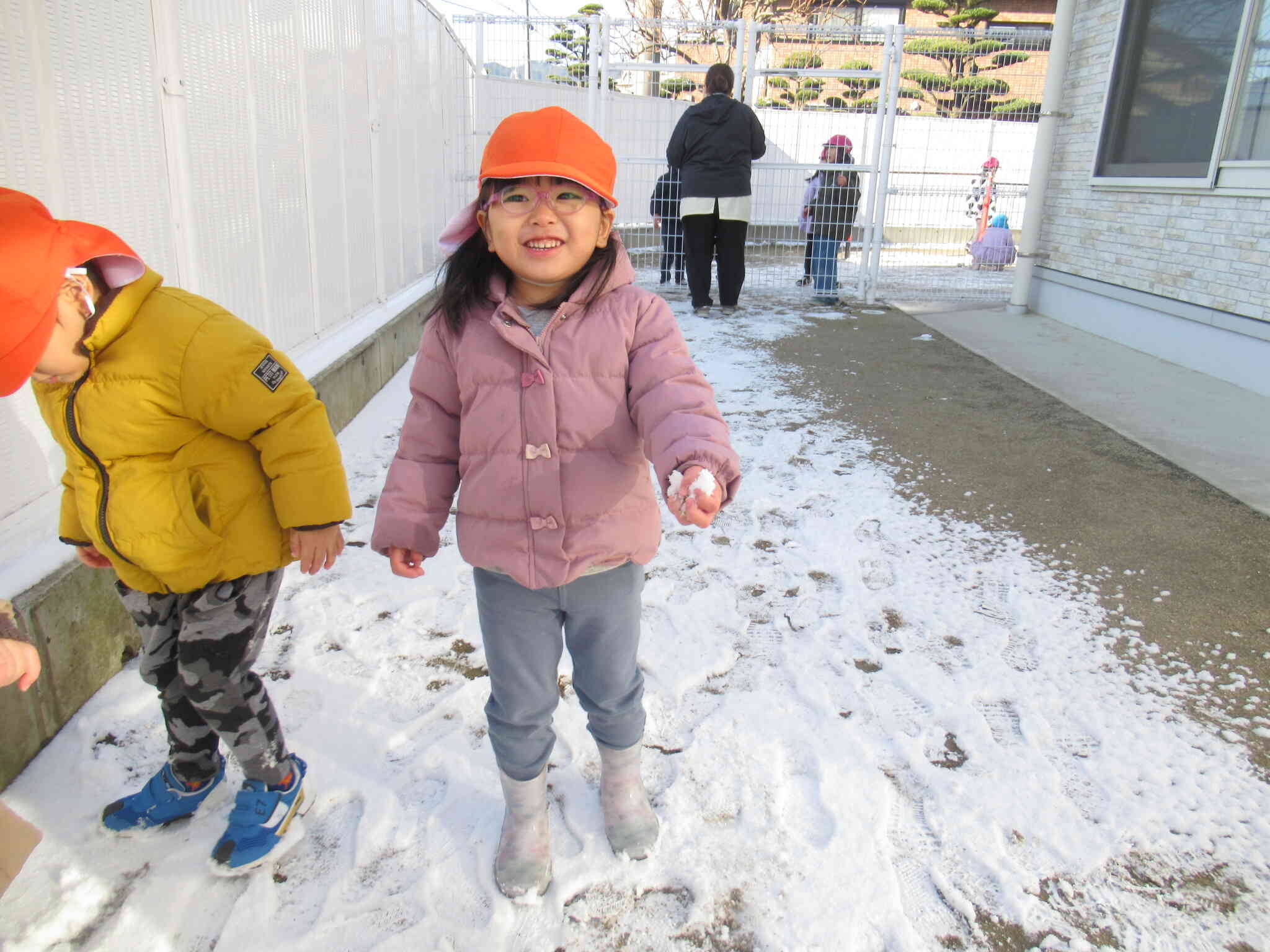 歩くと靴に雪がくっついてくるよ～