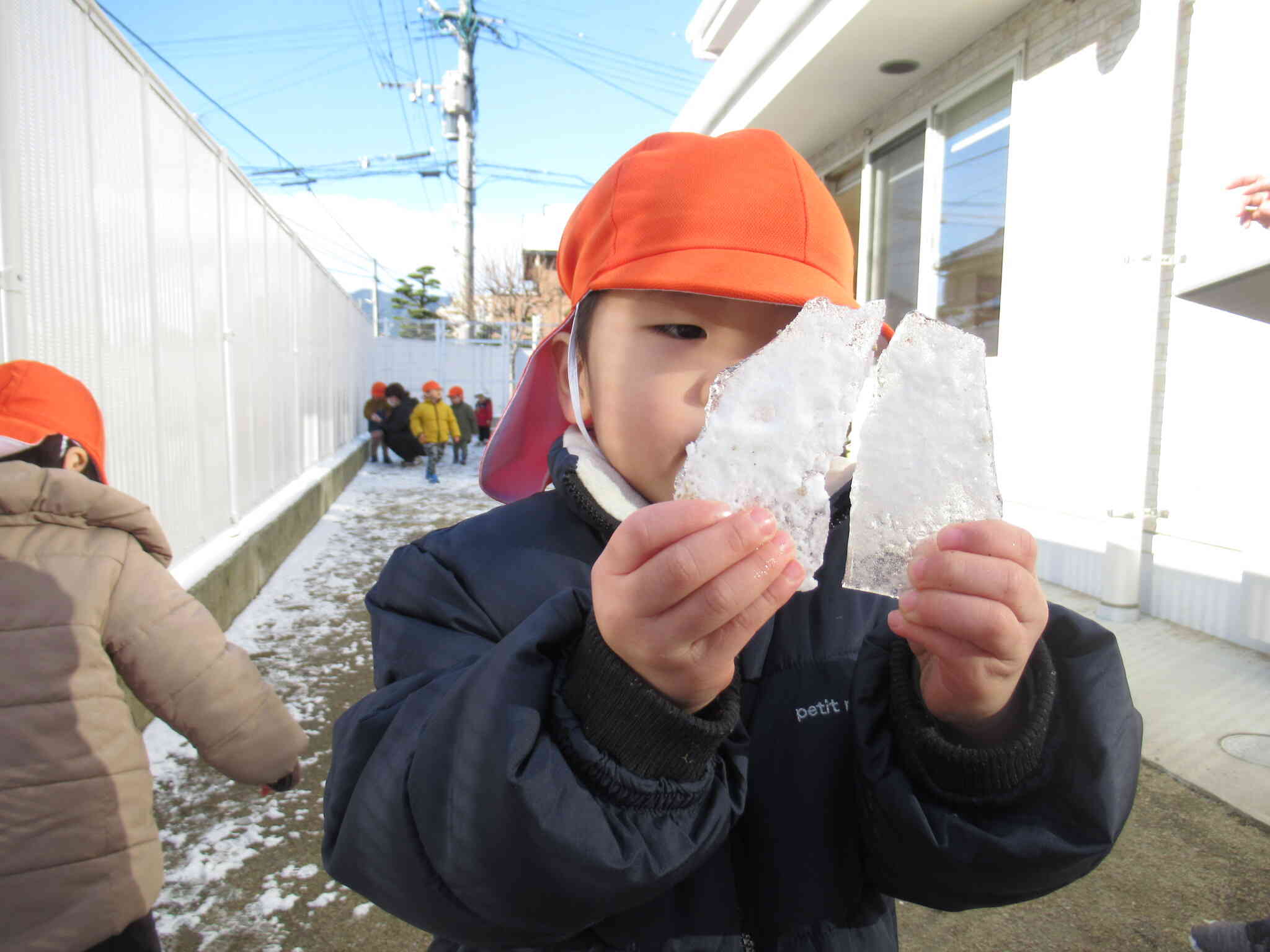 「これ氷？」お外で氷が出来るのが不思議だよね。