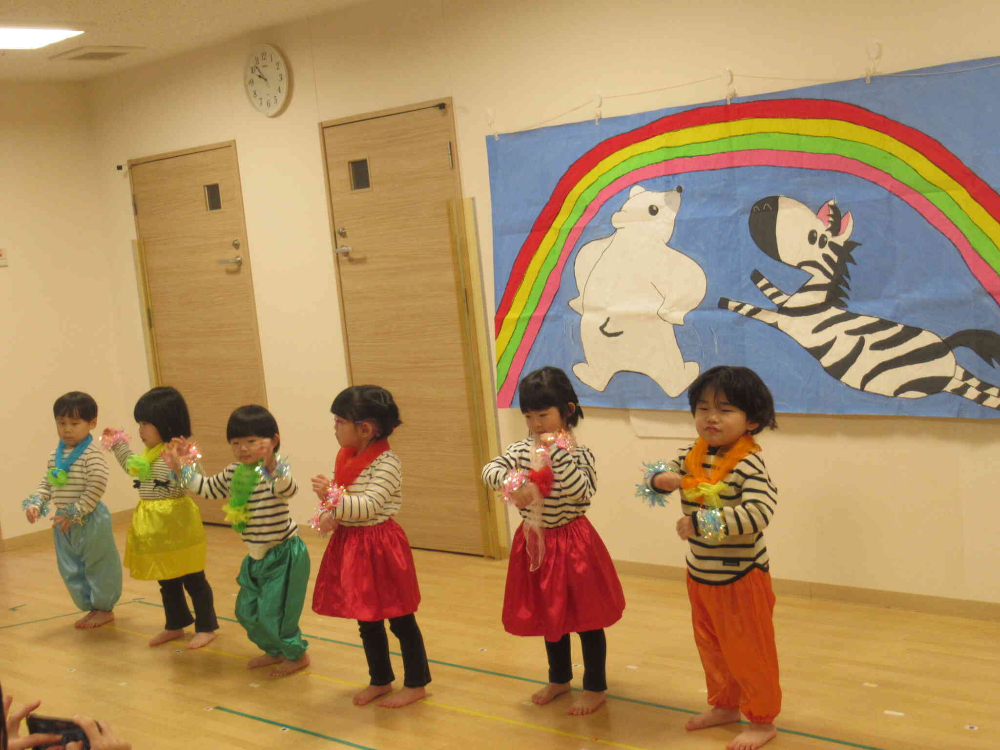 うさぎ組さん「しまうまグルグル」の曲に合わせてしっかり踊れました。