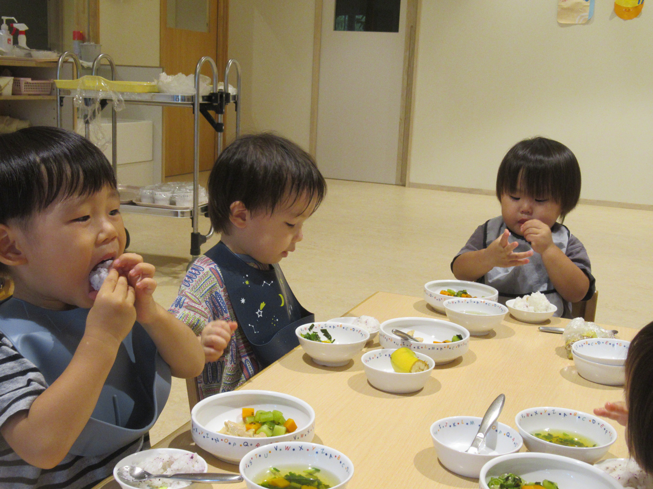 おにぎりパクっ！みんなで食べるともっとおいしいね☆