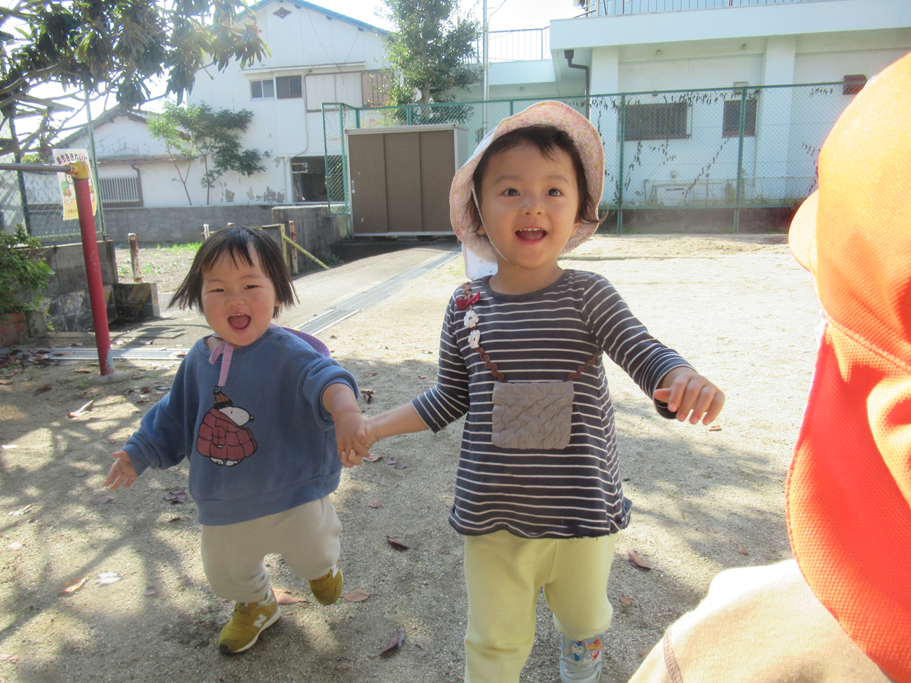 手をつないで仲良しだね♪