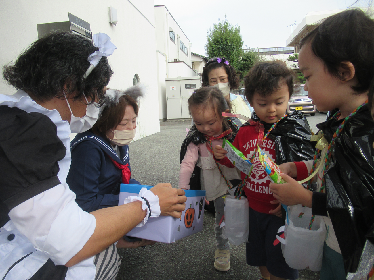 お菓子くれなきゃいたずらするぞ～