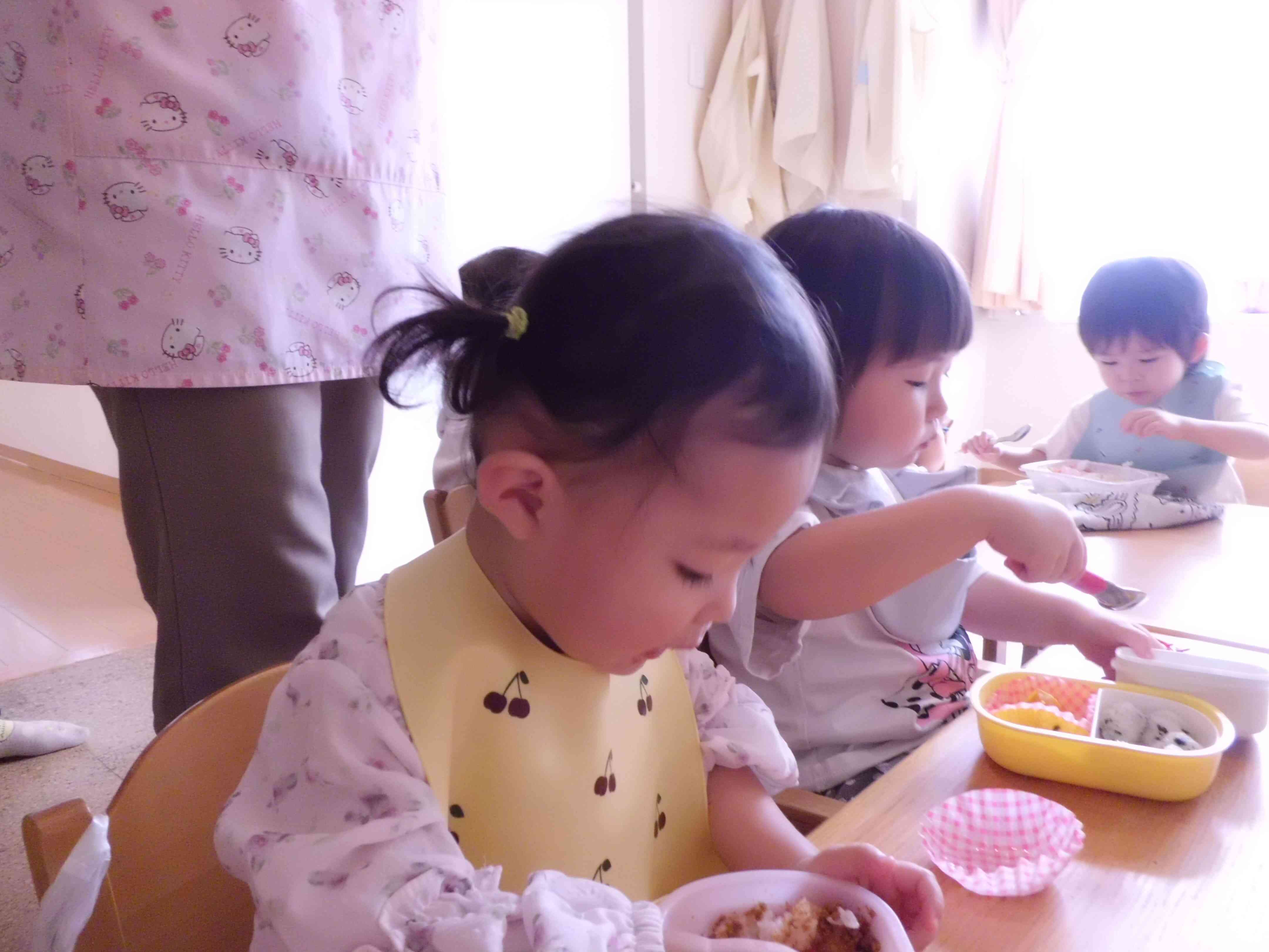 自分の力でどんどん食べています！お弁当パワーですね