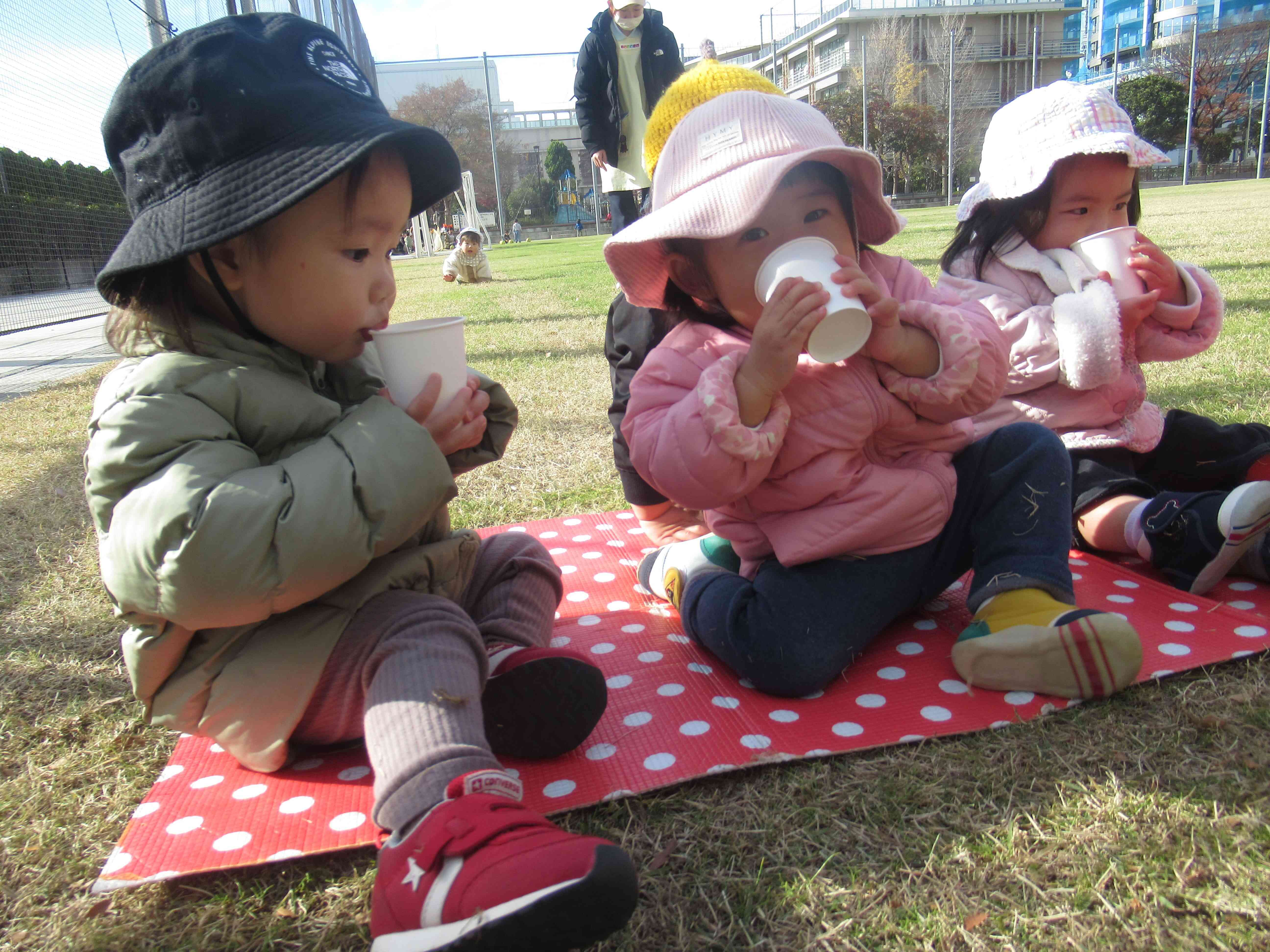 水分補給でパワー全開！コップで飲むのもとっても上手です！